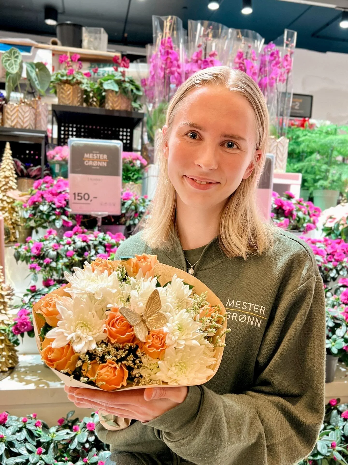🌸 M&Aring;NEDENS ANSATT 🌸 Denne m&aring;neden gratulerer vi Helene fra Mester Gr&oslash;nn som m&aring;nedens ansatt p&aring; Bekkestua Senter!💚 Helene er et ja-menneske som alltid er im&oslash;tekommende, hjelpsom og utrolig kunnskapsrik. Hun set