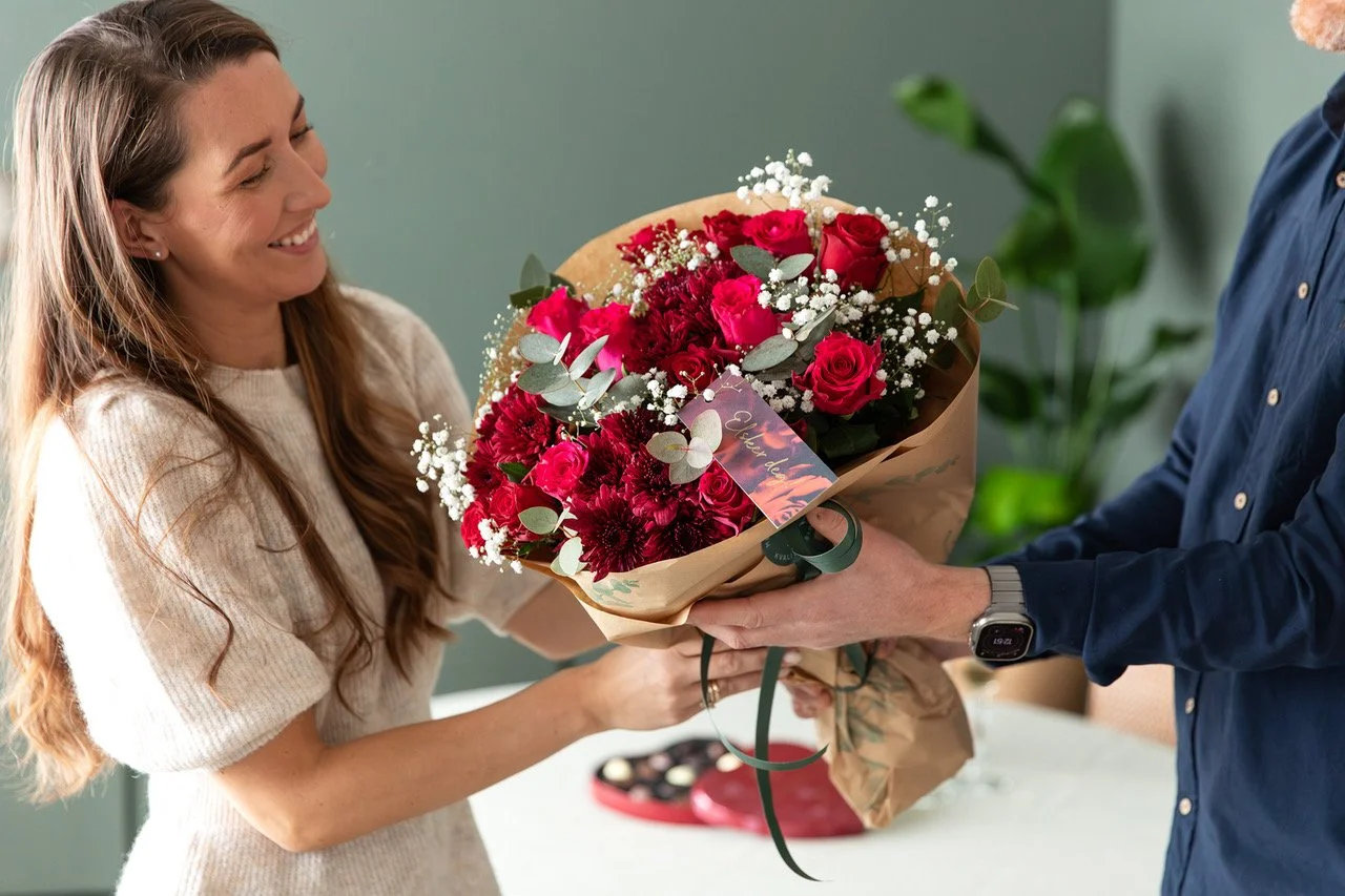 Mester Gronn_Rosebukett med bru deslør og krysantemum_kr650.jpeg