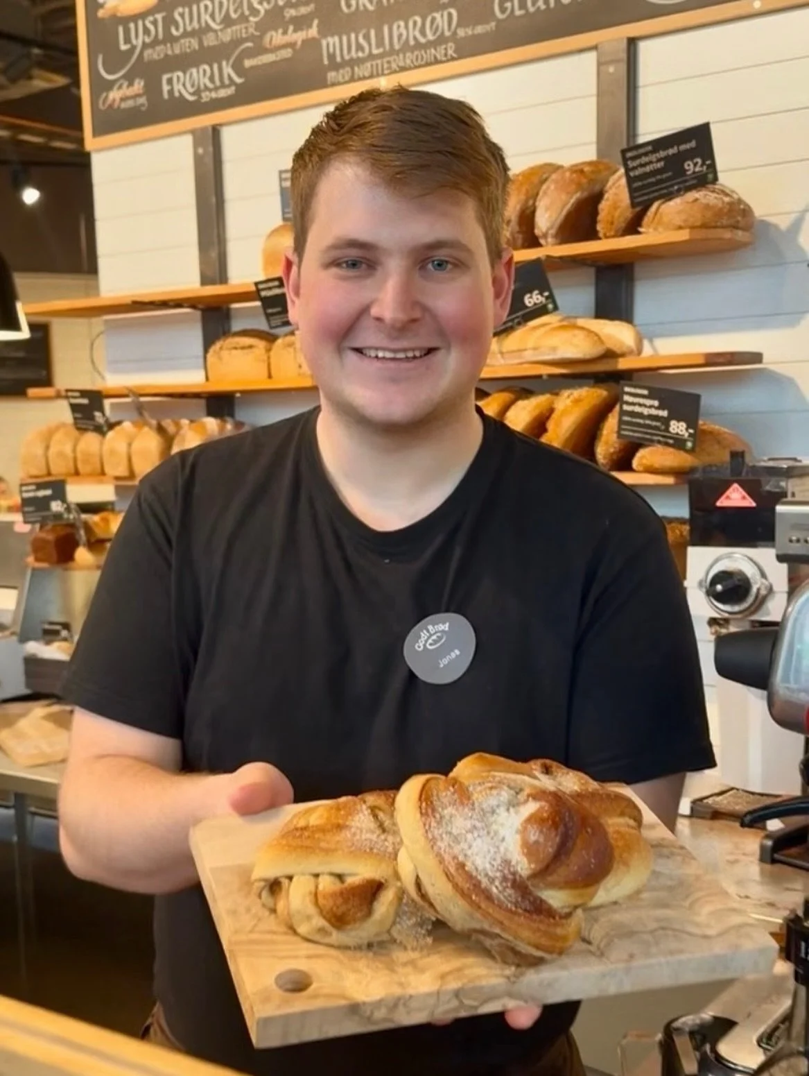 🤎START HELGEN MED EN BOLLE🤎 Hos Godt Br&oslash;d p&aring; Bekkestua Senter finner du et stort og innbydende utvalg av deilige boller. 🥐 Her bugner det av velsmakende boller rett fra bakeriet. 🥰 Perfekt til helgekosen! Har du pr&oslash;vd deres ny