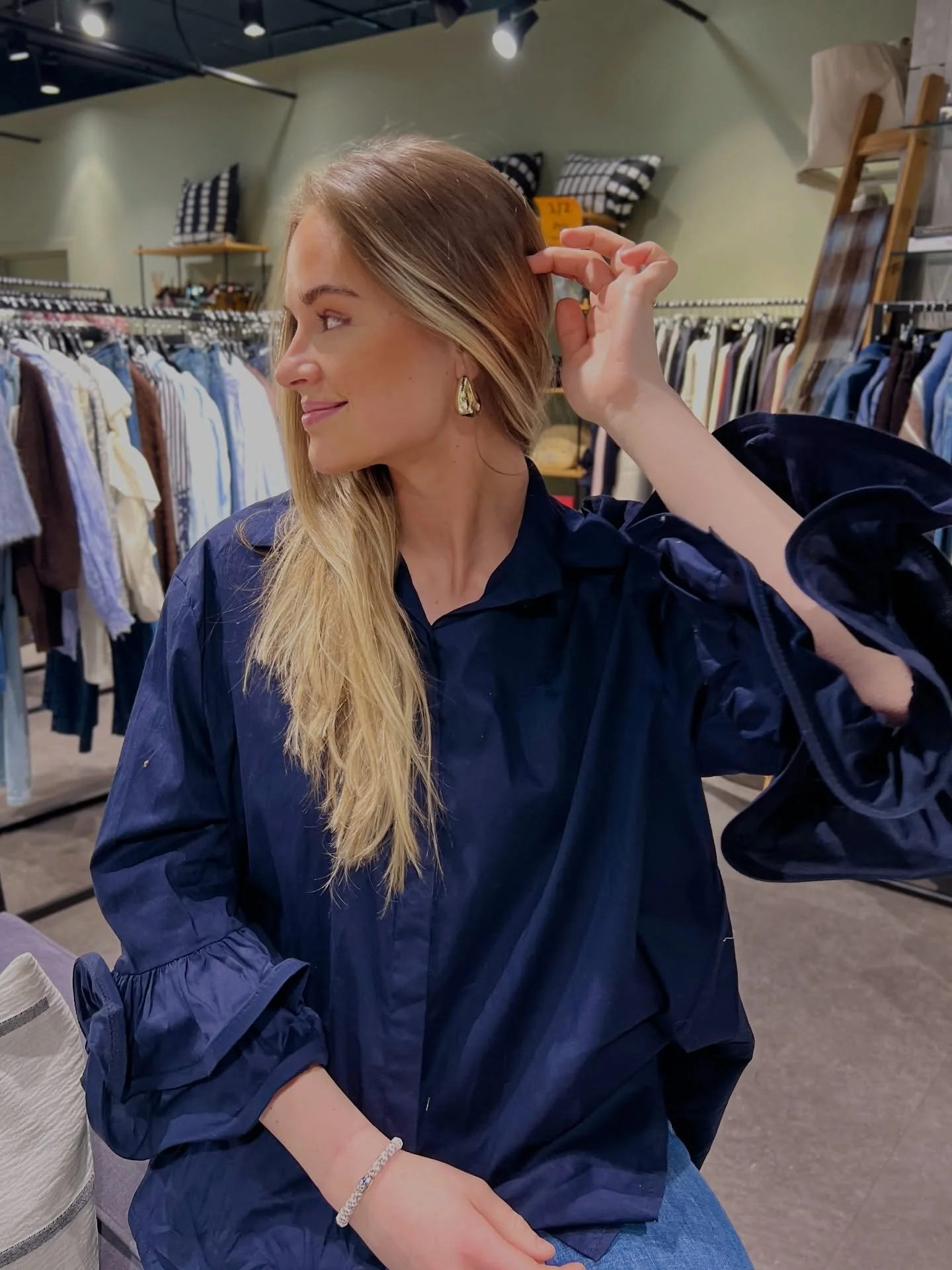 ✨Nyheter hos Elger✨ Elger p&aring; Bekkestua Senter har n&aring; f&aring;tt inn masse lekre nyheter! Bare sjekk denne kule skjorta som Vilde har p&aring; seg! 🤩 Her finner du freshe favoritter som gir nytt liv til b&aring;de hjemmet, smykkeskrinet o