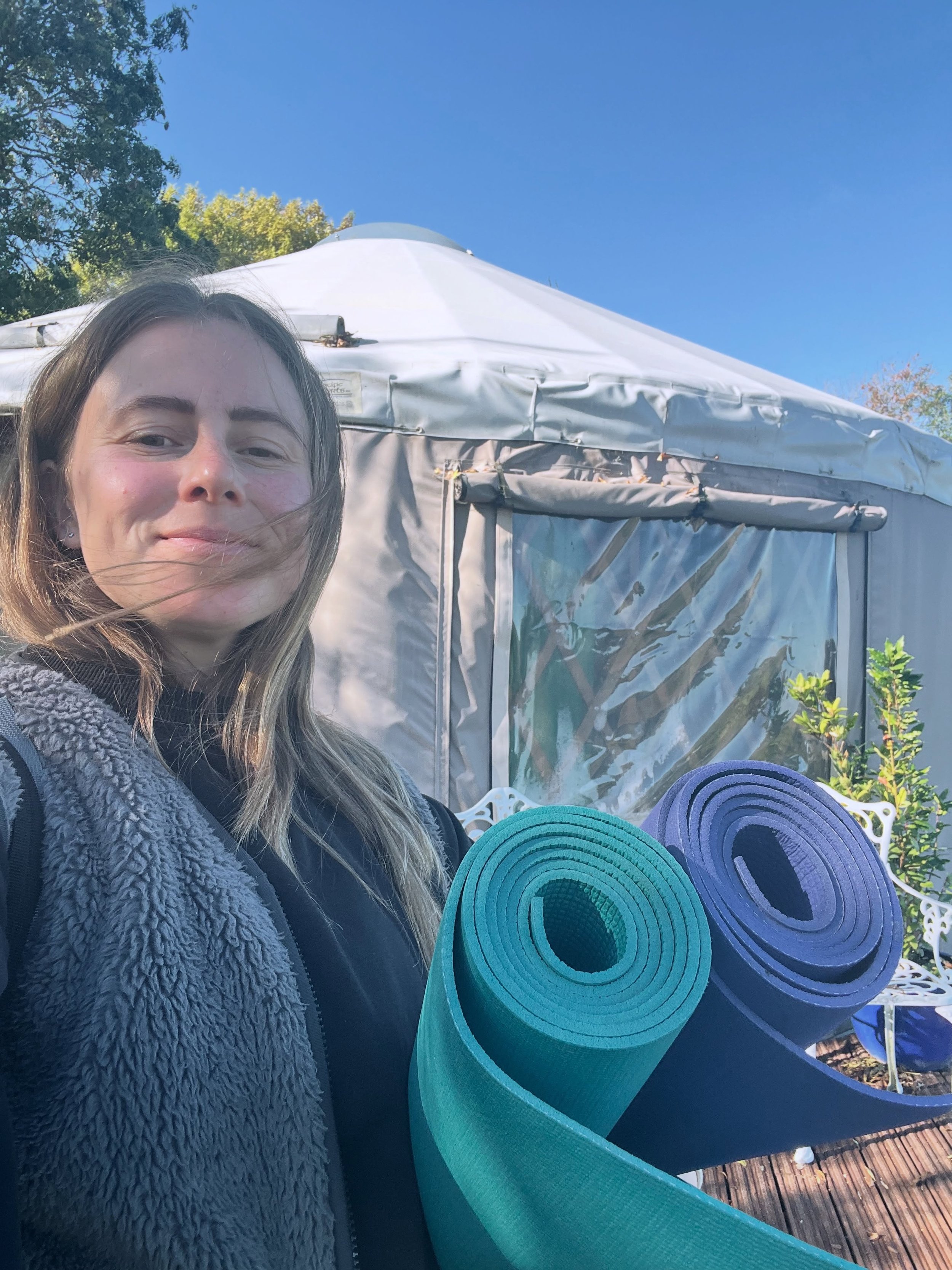A gorgeous extended practice with 6 lovely souls @happybodypro - my first time running this session solo, mixing touch, assists, massage and yoga, to be grounding, expanding and softening 🌀 

First of many I hope. 

Drop me a ✨ in the comments if yo