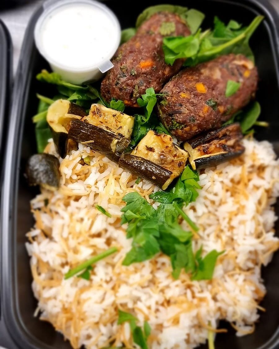 Kofta and masri rice with Courgette and tzatziki. Organic lamb and locally sourced organic veggies hmm. Happy Friday guys @thelondonfitclub
.
.
.
.
.
#foodprep #foodprepping #healthyfood #weightlossjourney #movingforward #positively #fitness #injuryr