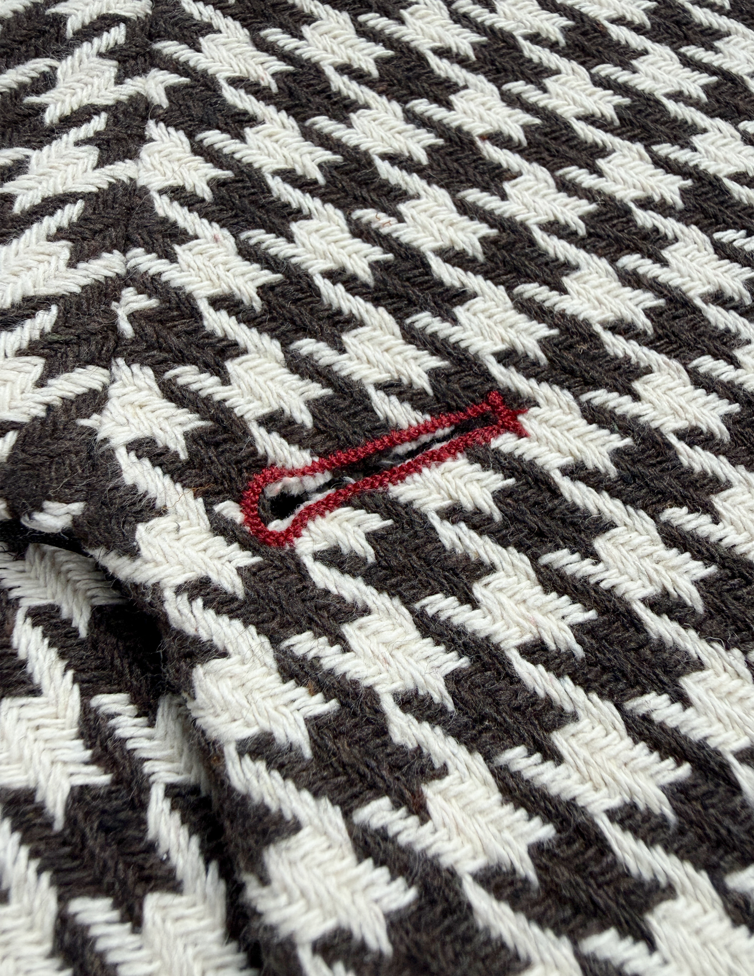 HOUNDSTOOTH BUTTON HOLE.png