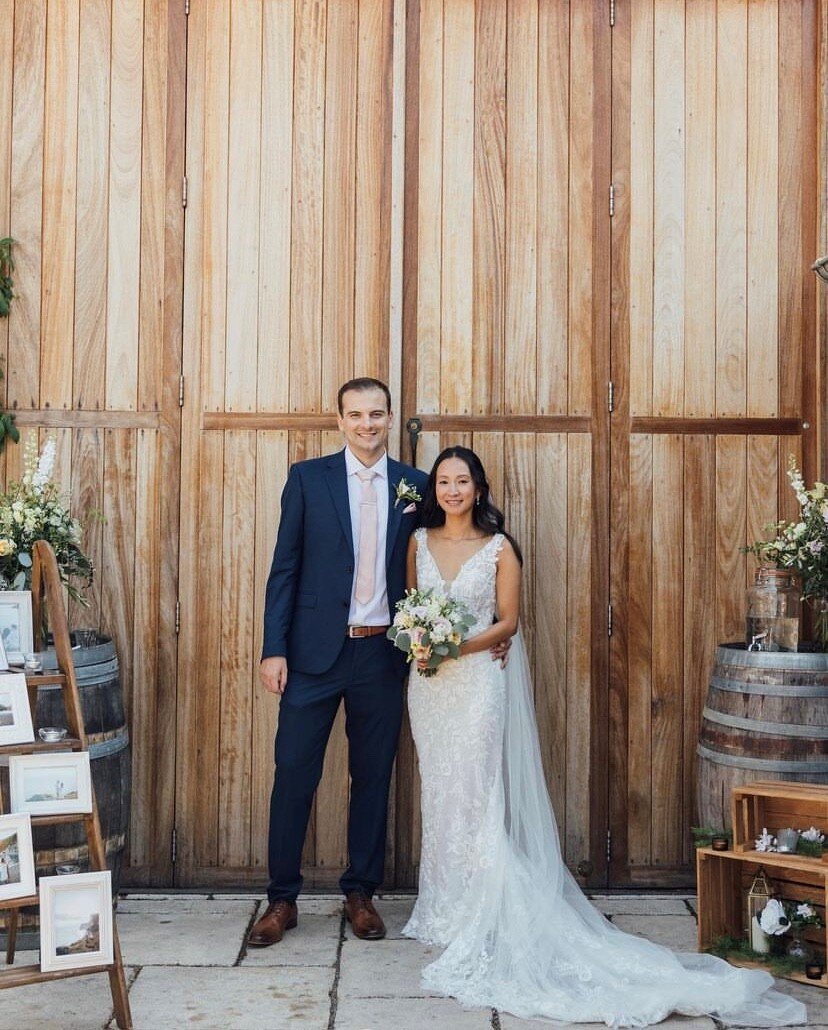 10FT OAK DOORS ✨ The large wooden doors not only make a statement when opening up into the main room for your wedding breakfast but also make a beautiful backdrop for your photos! 

Mai &amp; Sam | August 2022 

📷: @charlottebryerashphoto 

.
.
.
.
