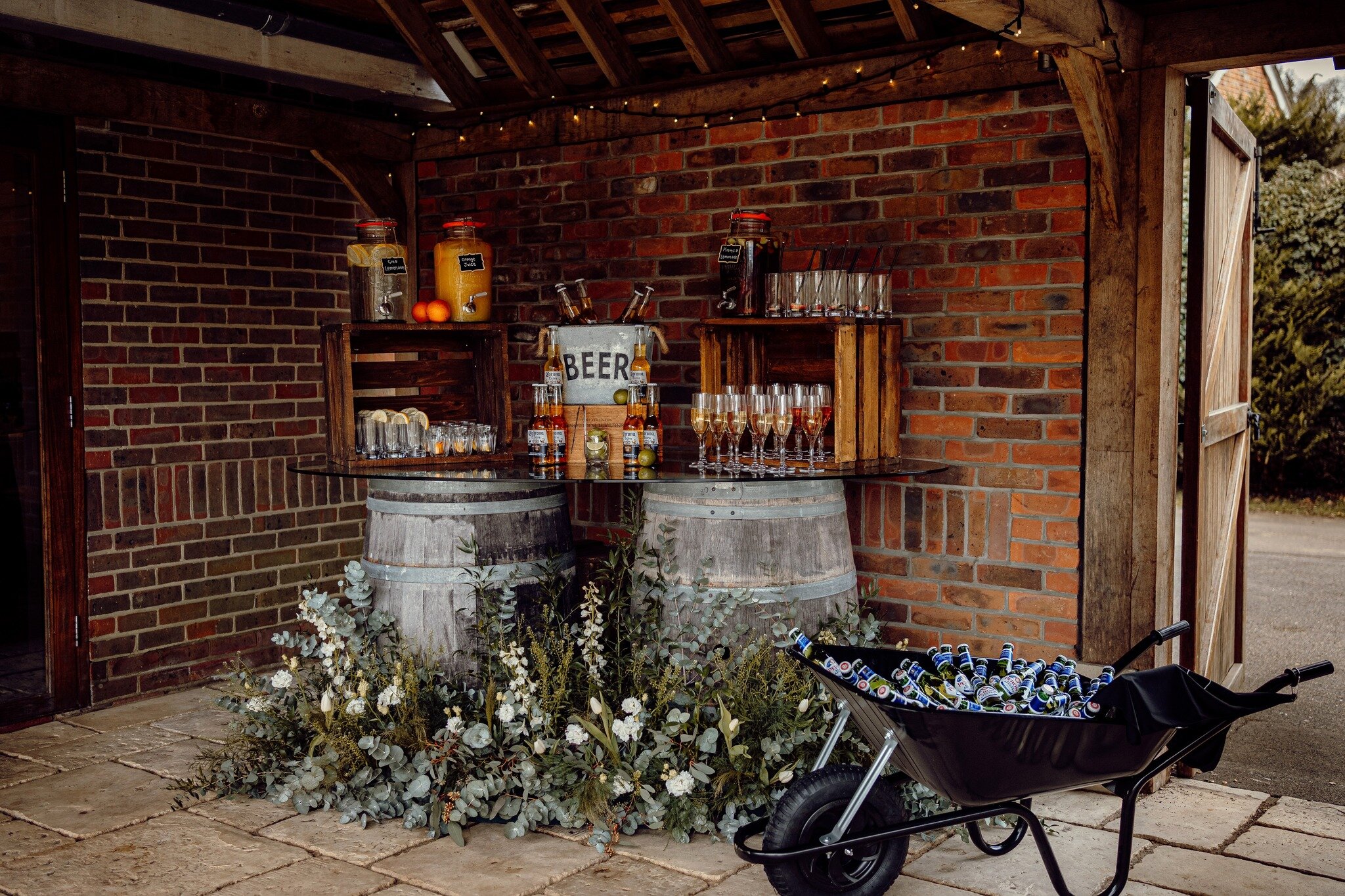 DRINKS TABLE ✨ 
How gorgeous is this drinks table? All ready and set up for your guests after your ceremony. From wheelbarrows full of beer to kilners of cocktails and glasses of our sparkling wine- plenty of choice for everyone! 

.
.
.
📷: @wedding