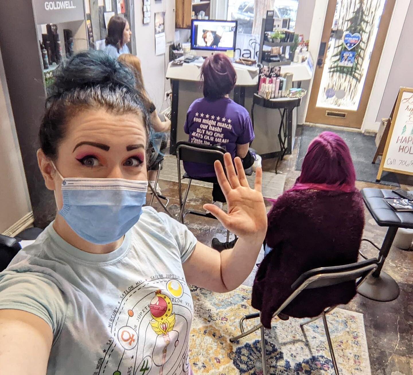 You live, you learn 💇🏻&zwj;♀️🖋

This week, Team Halo had two incredible learning opportunities that helped advance our skills and the types of services we can offer. While our makeup team learned bridal airbrush techniques from @musebeautypro and 