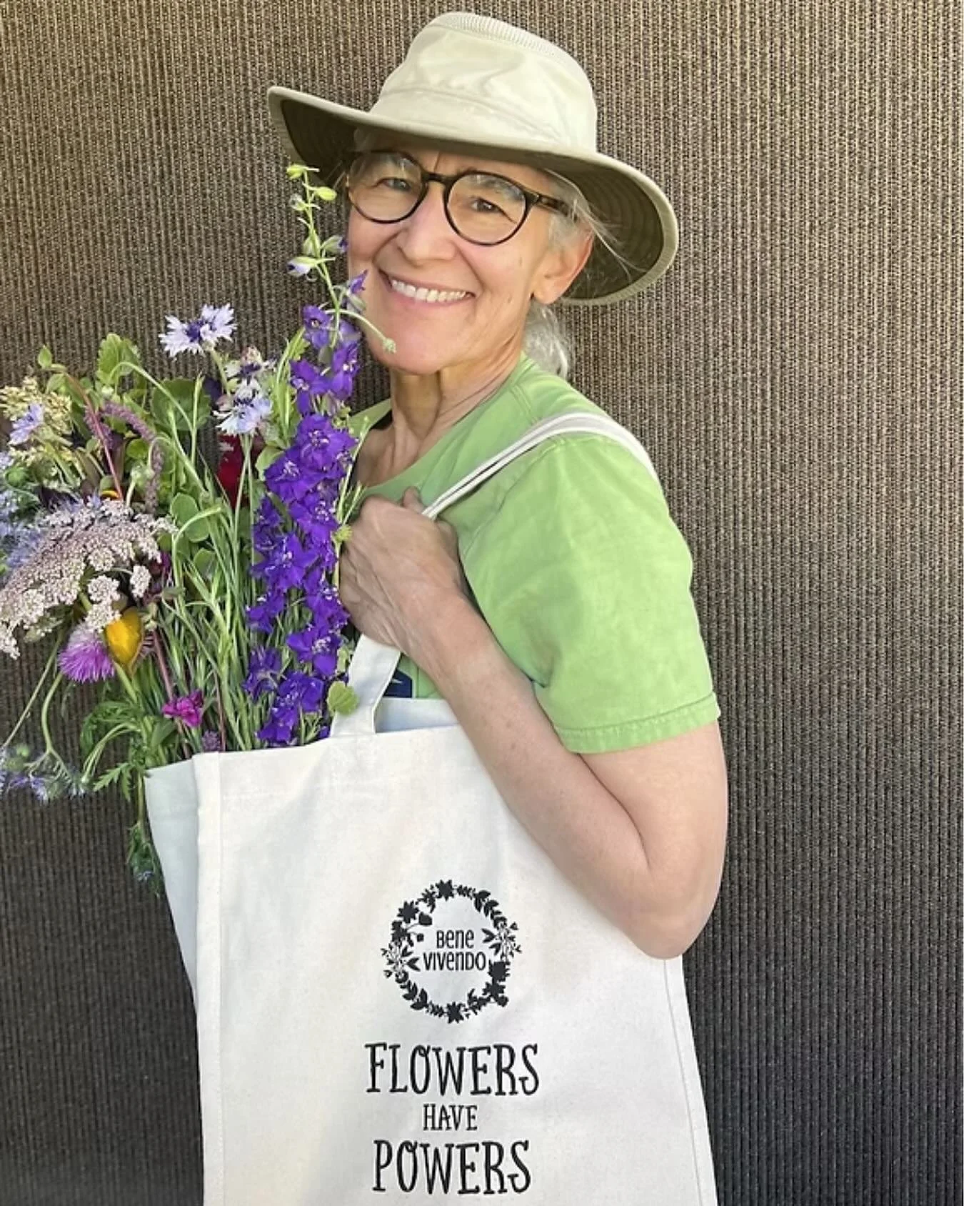 This month we celebrate Emilly Heller at Bene Vivendo Farms! Emily shares tips and tricks for planting snow peas in the low desert, including adding inoculant to the soil to help convert atmospheric nitrogen into a usable form for the plant. This aid