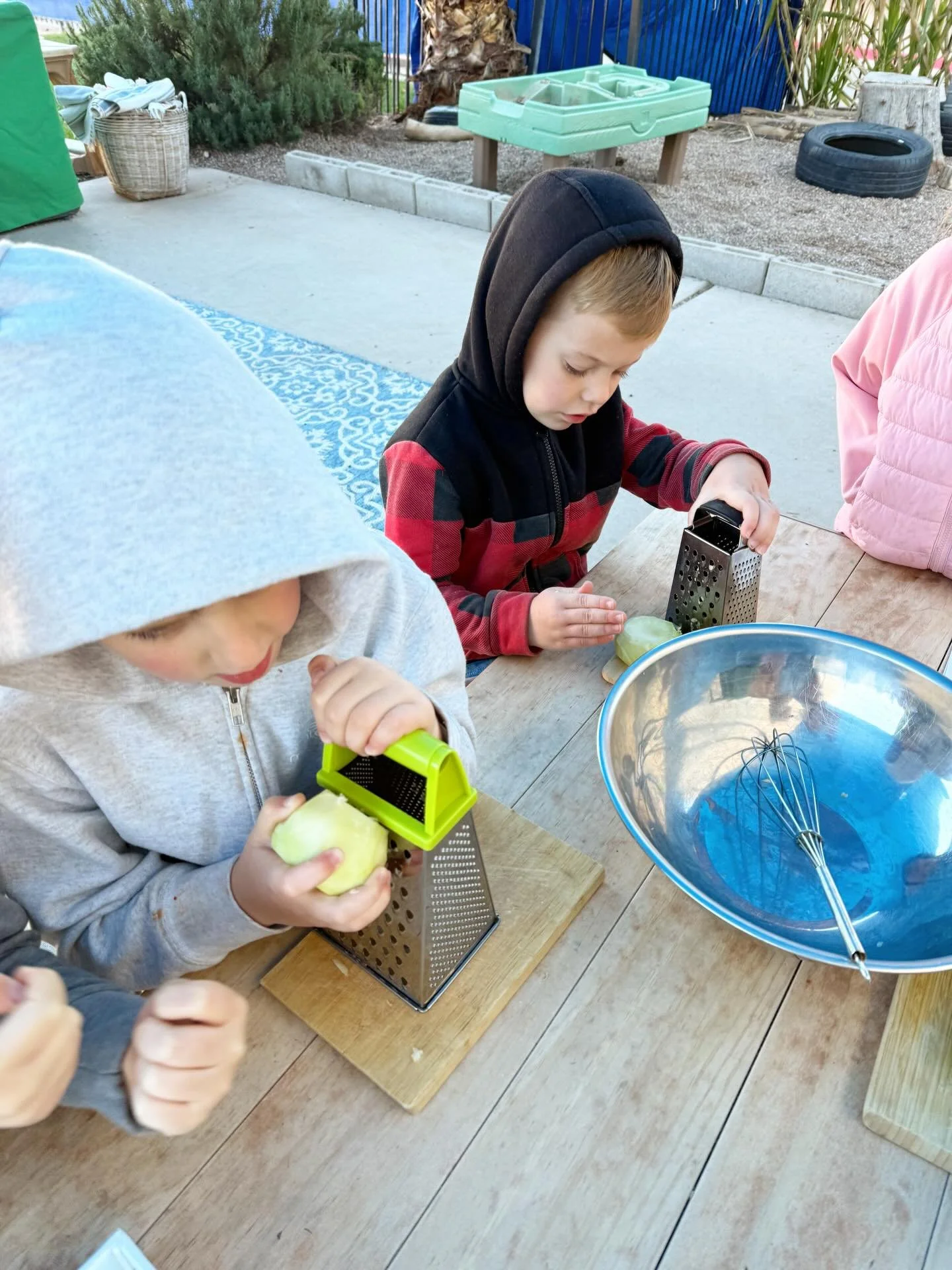 Chef in the Garden learners are preparing Chef @trevor_routman&rsquo;s fresh kohlrabi and green apple salad this month featuring locally grown kohlrabi @la_campagna_homestead @greenhousegardens @mcclendonsselect!

Students have the opportunity to pra