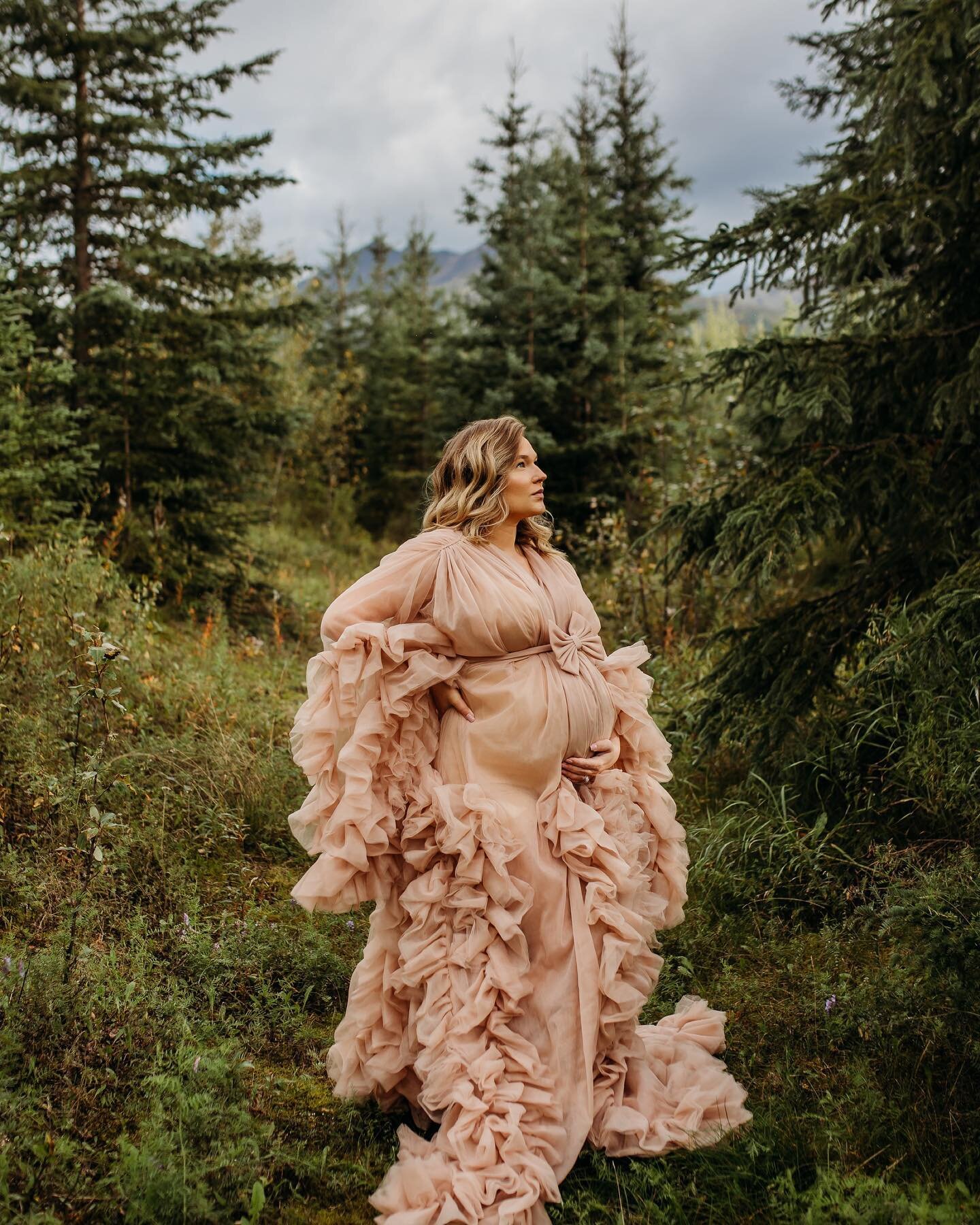 just a late night post and had to share the stunning mama @faith_99! She modeled my Birdie tulle robe the other day! We were so glad that the rain took a break and it was a beautiful evening 💛 This is one of my favorite sessions by far!! 

#eagleriv