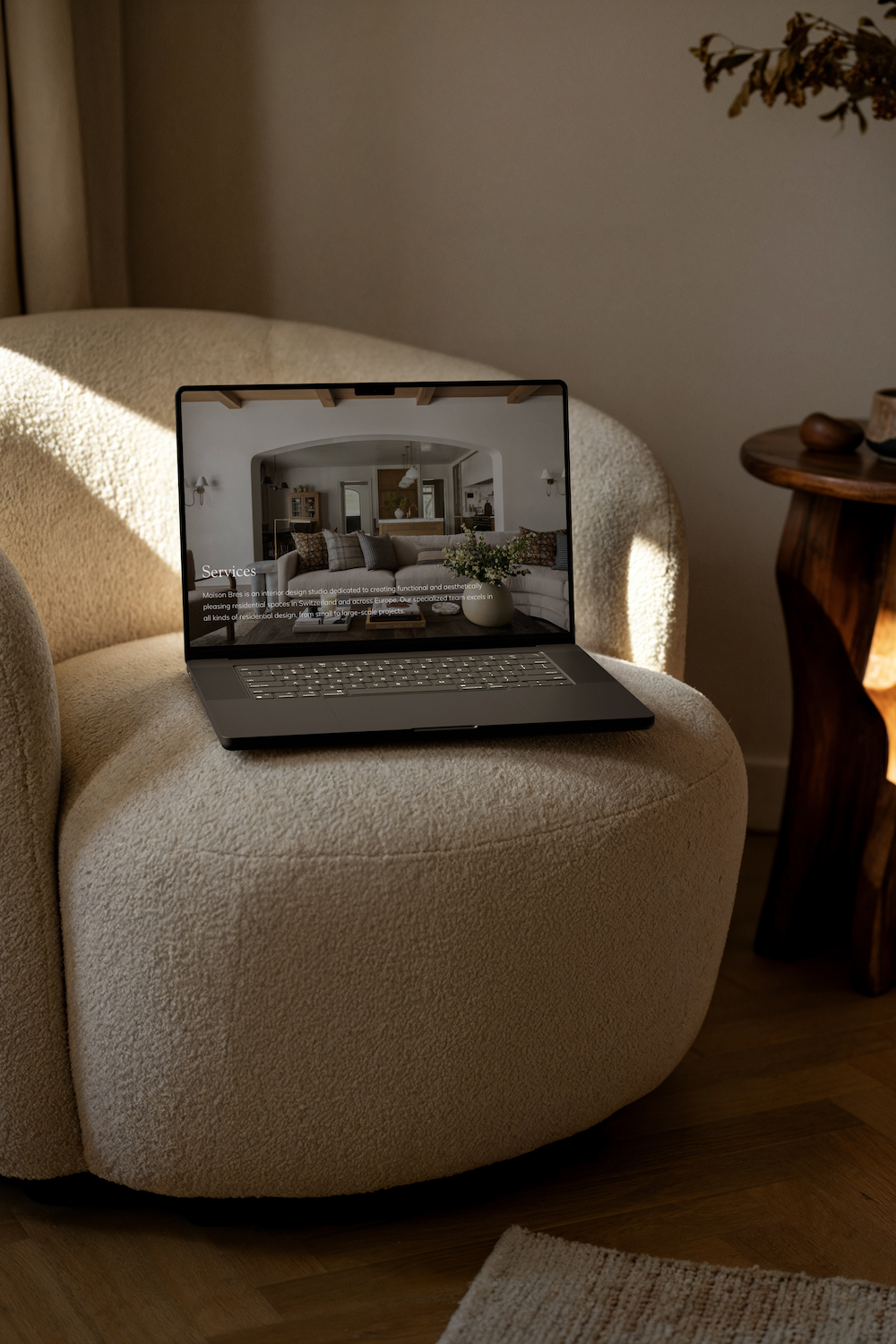 Maison-laptop-mock.png