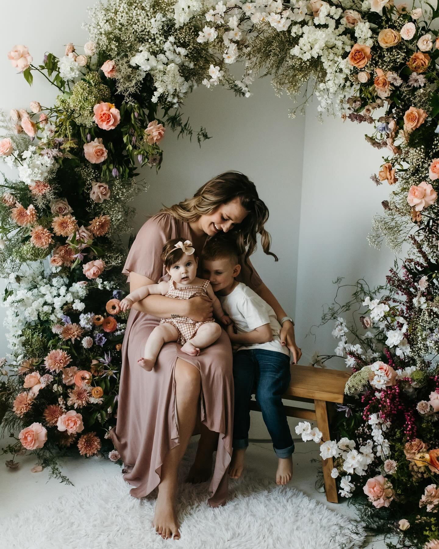 @typeandtimber captured my little loves and me so perfectly 🤍🤍 brb while I go stare at them for the rest of forever 🥹🥹 and also shoutout to @ashleyskeieevents for the incredible floral installation!!