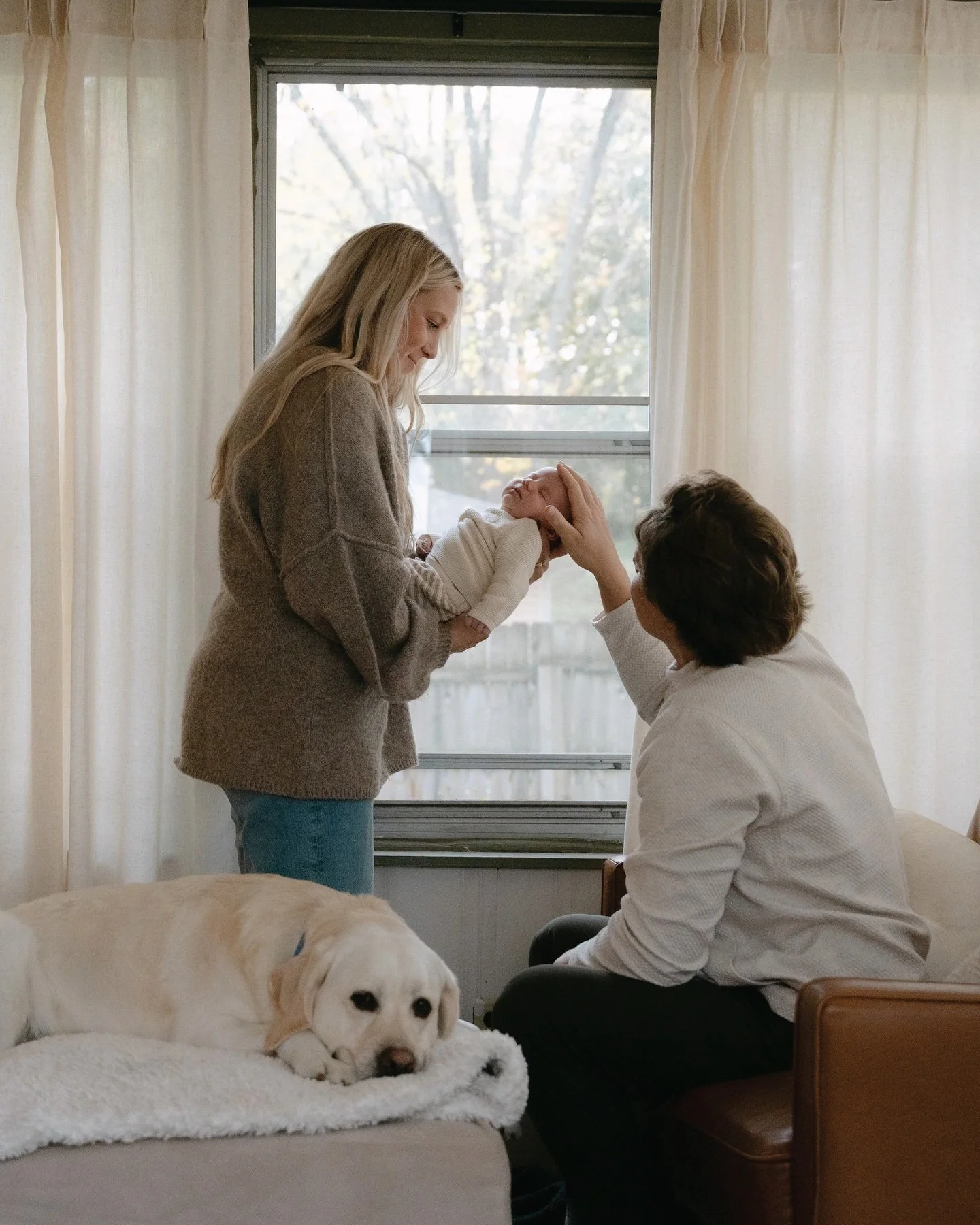 So grateful to be invited back to document milestones beyond the wedding day - in home family sessions are my favorite type of sessions! I love being able to see my couples grow from bride and groom to mom and dad 🤍