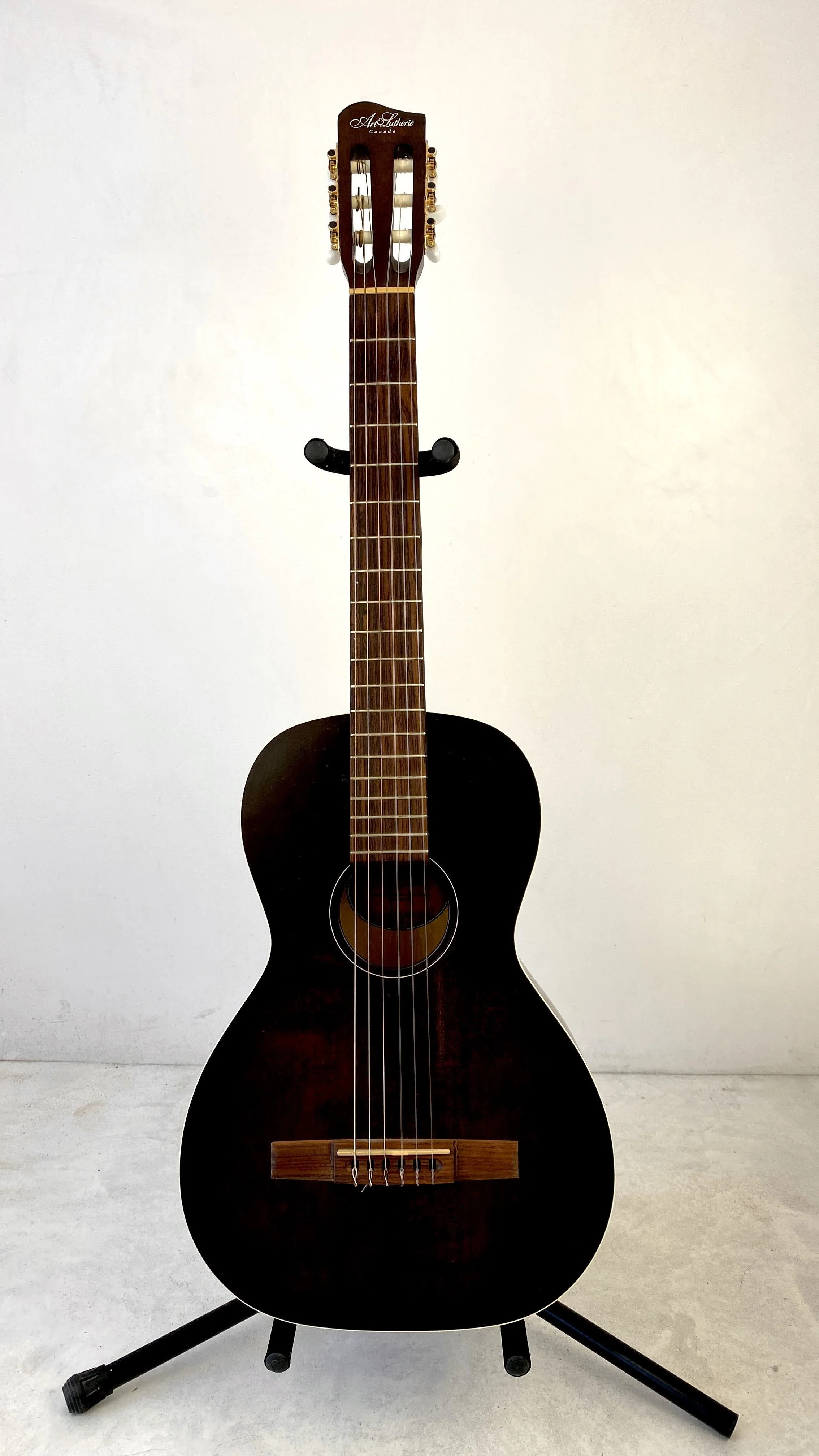 Art & Lutherie Roadhouse Bourbon Burst. Nylon Strings. Heard on "Me and Bonnie" and "Rio Grande."