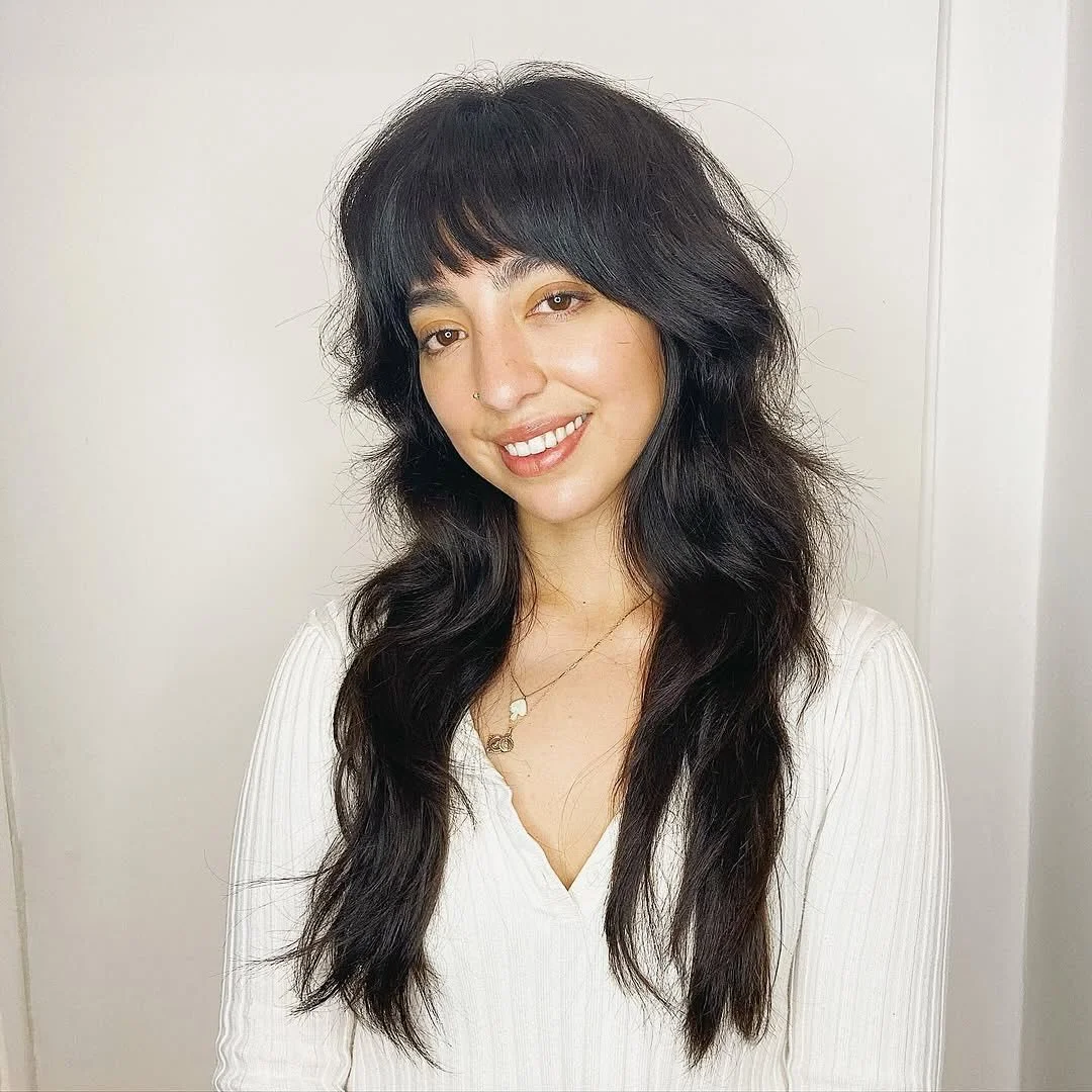 Gorgeous shag on a gorgeous human 🦋❤️&zwj;🔥 cut by @ellienorski 💫

.
#edosalon #edoshag @edosalonandgallery #longshaghaircut #longrazorcut #longhairwithbangs #hairinspo #hairinspiration #longhairinspo #banginspo #naturalwaveyhair