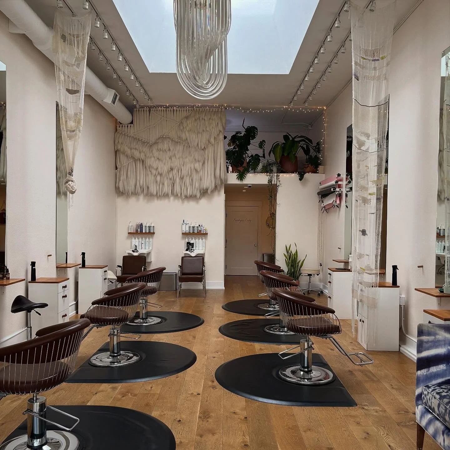 If you&rsquo;re in the East Bay, come see us 💕
Doors open, chairs ready&mdash;Edo Oakland
Your sign to book that appointment ✨ 

#oakland #edosalon #edosalonandgallery #razorcuts #color