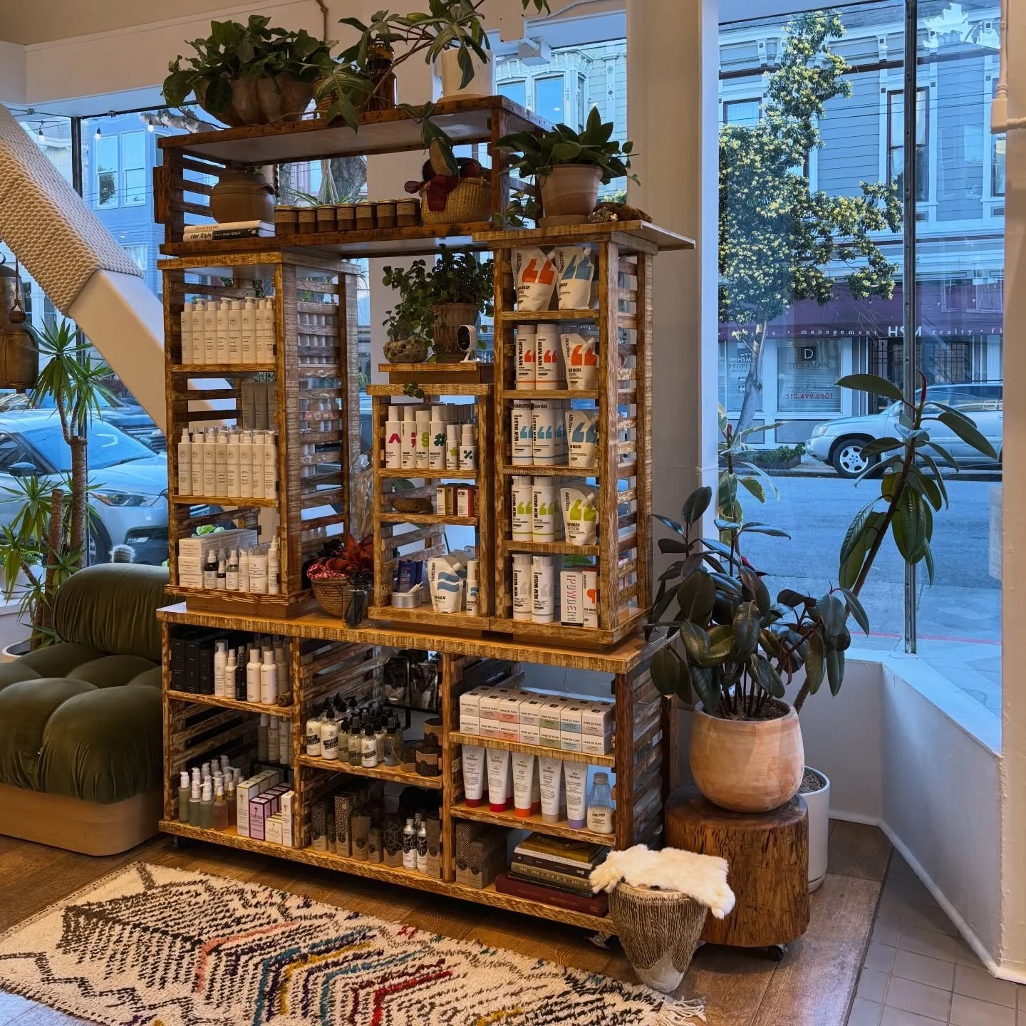 In the city&hellip; a little retail, a little reset, a lot of Edo ✨

Art By: @kirstendeboerfineart 

#edosalon #edosalonandgallery #sanfrancisco #salon #razorcut