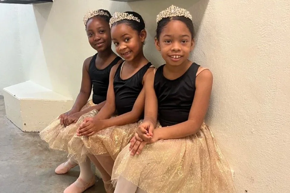 sdd-dancers-backstage.jpg