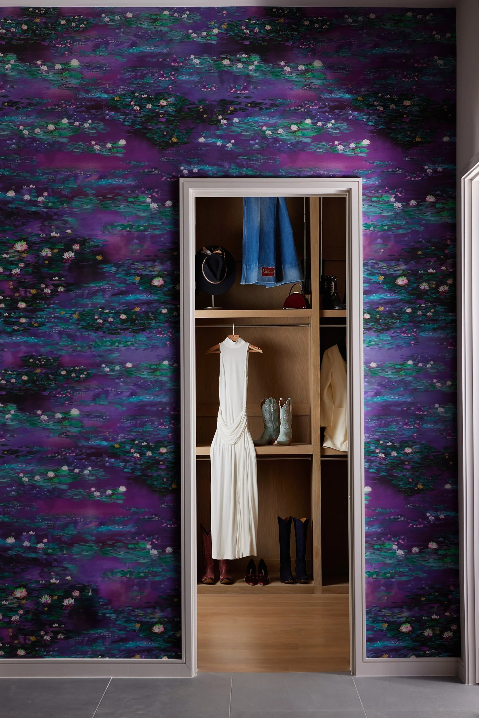 dana-wiseman-magnolia-walk-in-closet-floral-wallpaper.jpg