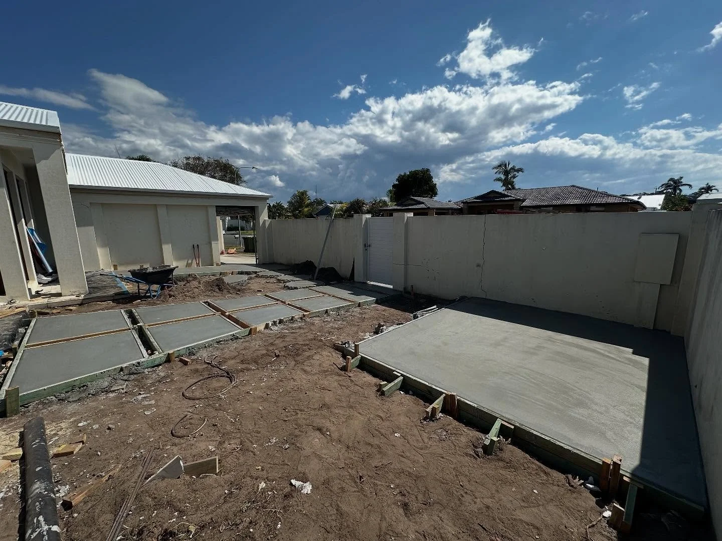 A recent pour of ours at Burleigh. A few different areas with a back patio all ready for carport instillation, plenty of pathway surrounds, shed slab and front steppers, all ready for stencilling. Another client stoked and happy to work in with the @