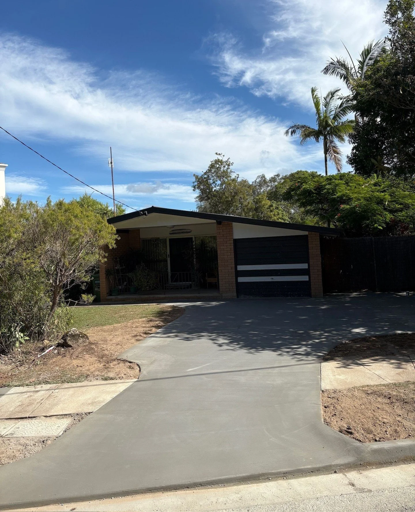 Tallebudgera driveway pour for an amazing client. Thorough preparation and precise pouring helps deliver a high-quality finish. Swipe to see the process 💪