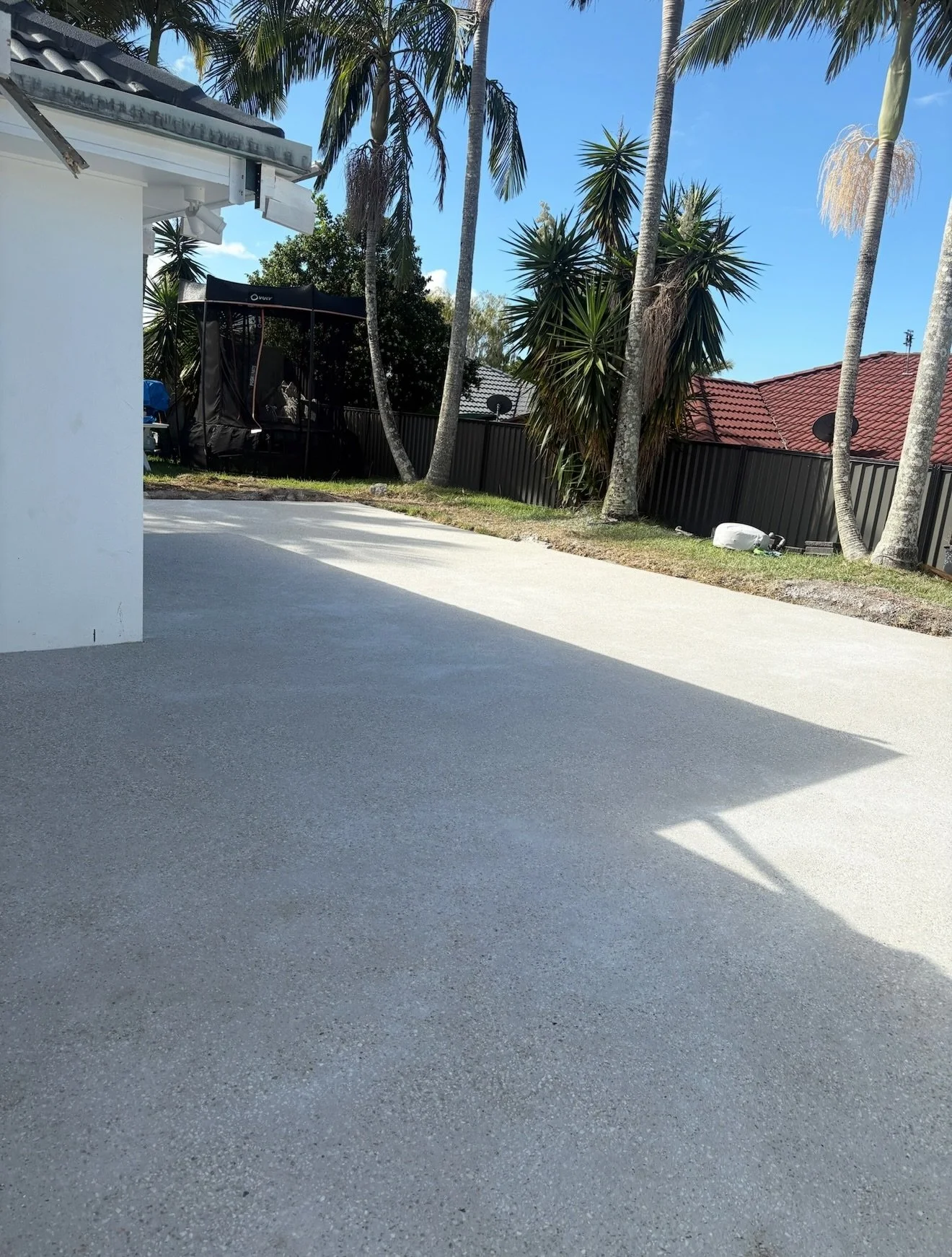 Merrimac residential pour completed this week. White exposed aggregate for a modern finish. We are stoked with this transformation. Quality workmanship for a great result, swipe to see the process.