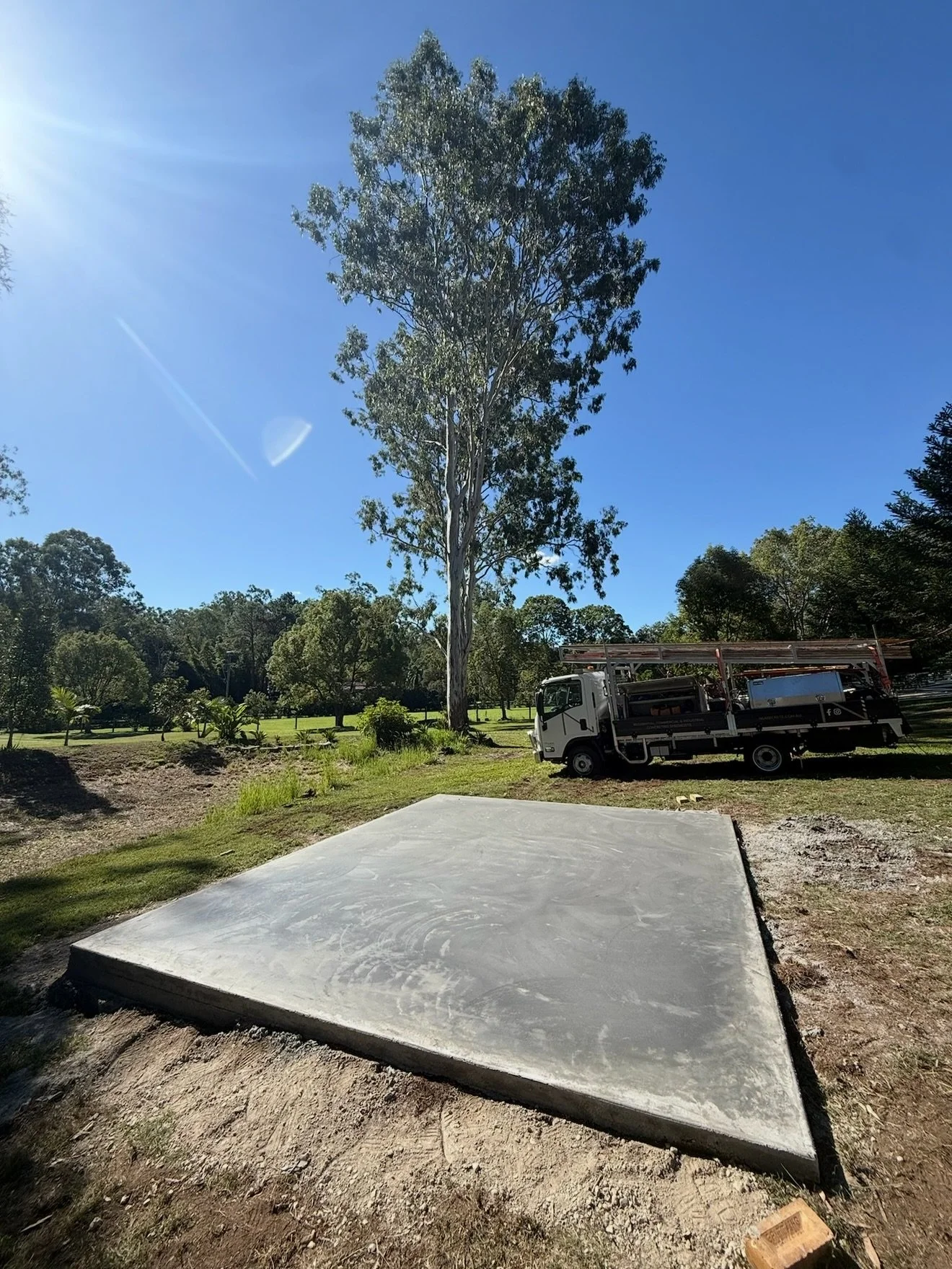 Another tidy finish by the team last week. This patio slab was built to last and ready for entertaining. Swipe to see how it came together ✔️