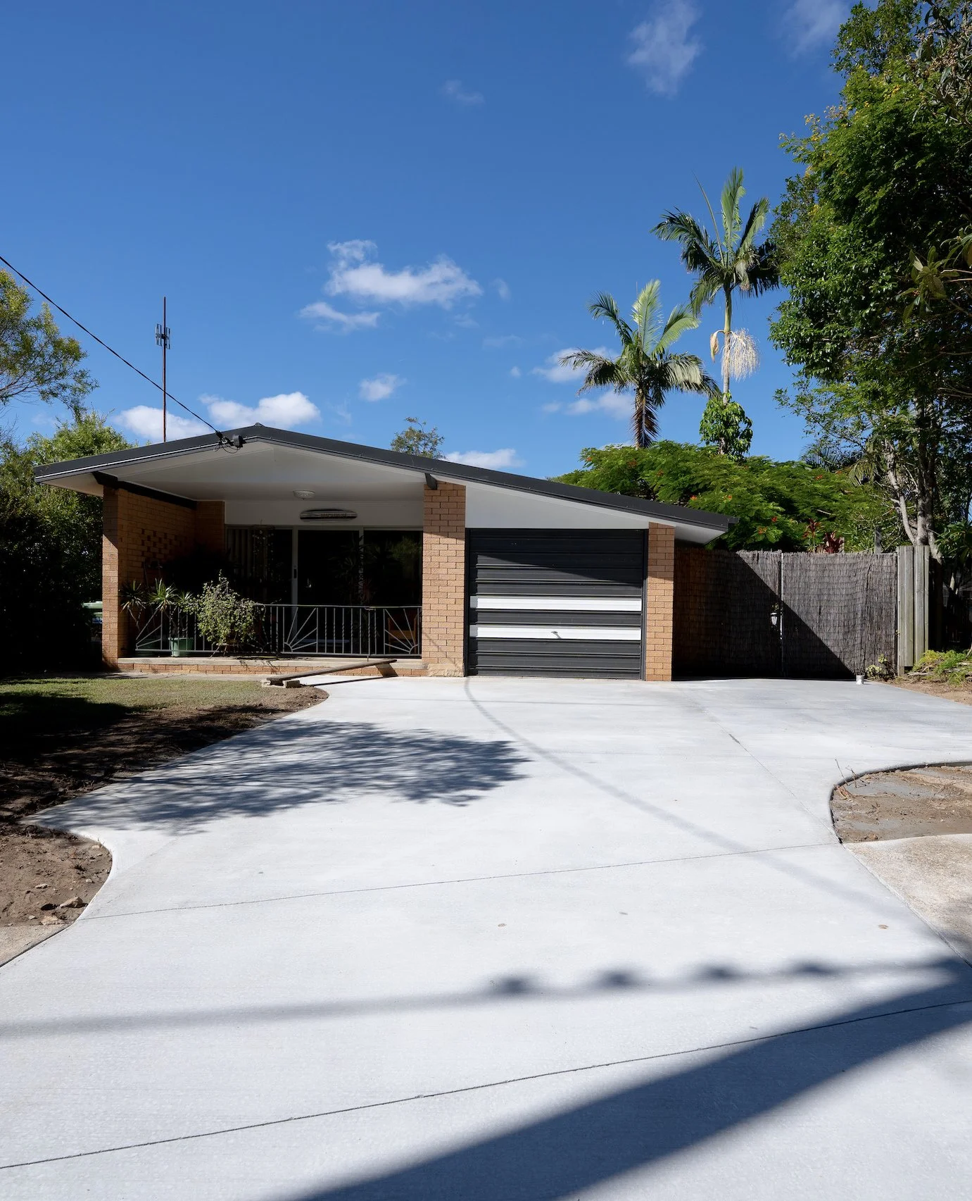 Stills from our latest driveway pour on the Gold Coast. Smooth and refined finish, done right. 📷️ @hipeemediaau