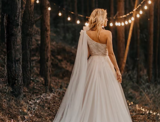 Neckline: Asymmetric, Fabric: Tulle, Fabric: Lace
