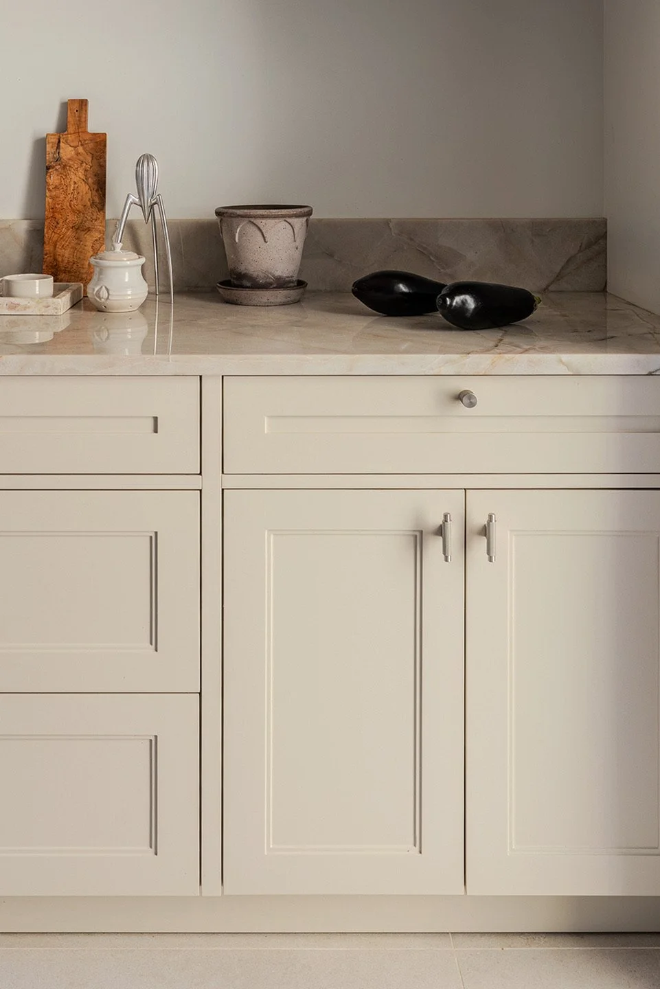 Luksusowe projekty wnętrz Warszawa. Aranżacja wnętrz premium od THE LINE STUDIO. Prezentujemy realizację kuchni łączącą klasykę szafek frezowanych z nowoczesną stalową kuchnią smeg.  Stawiamy na autorskie projektowanie wnętrz z duszą. Nasze projekty 