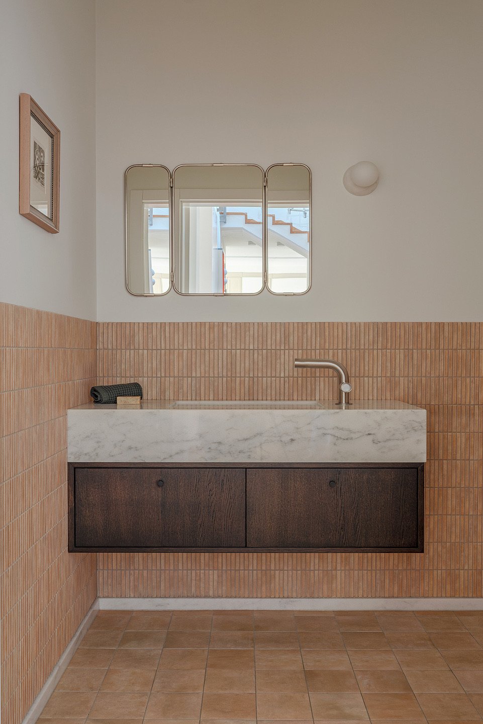 Szukasz eksperta od luksusowej aranżacji wnętrz łazienki? THE LINE STUDIO tworzy przestrzenie, które zachwycają czystością formy. Na zdjęciu projekt łazienki z meblami na zamówienie. 