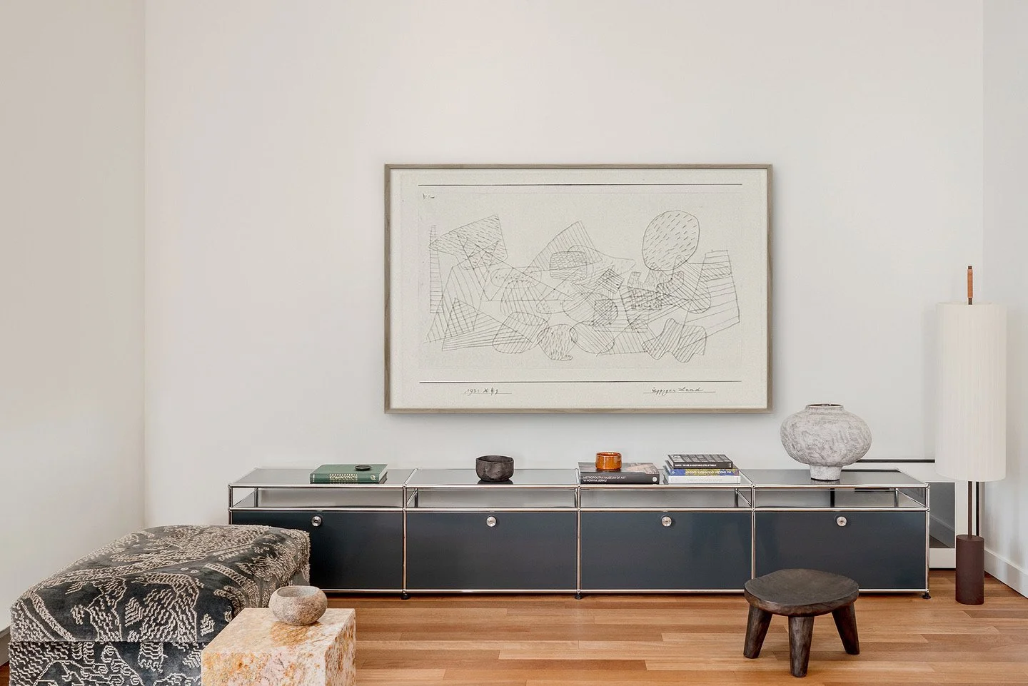 Wyjątkowe projekty wnętrz  THE LINE STUDIO. Realizacja salonu w Warszawie: nowoczesna komoda modułowa, designerski fotel i unikatowe dodatki z kamienia naturalnego. Nasze kompleksowe projektowanie wnętrz i autorska aranżacja wnętrz gwarantują najwyżs