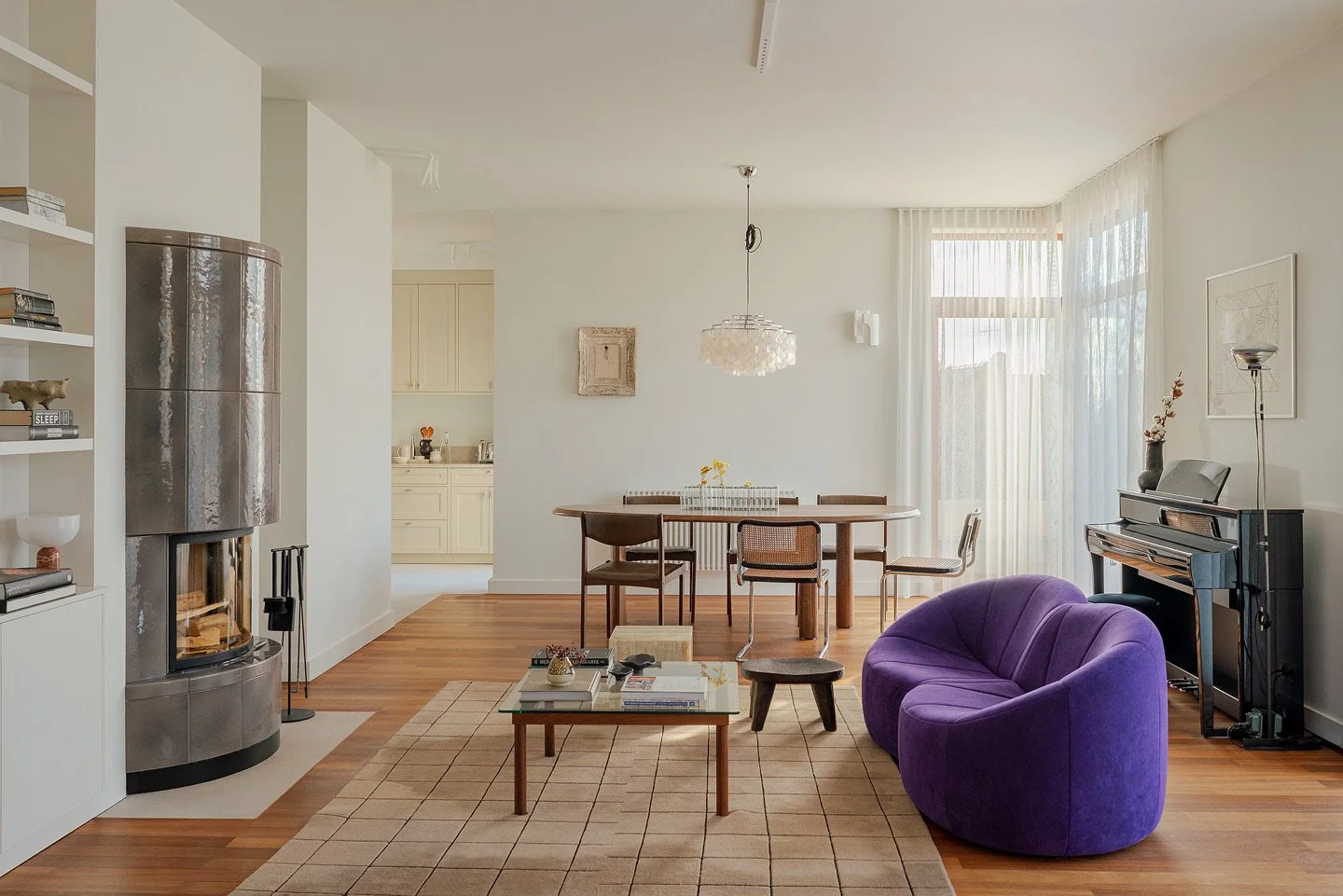 Innowacyjne projektowanie wnętrz w Warszawie od THE LINE STUDIO. Zapoznaj się z naszą realizacją otwartej strefy dziennej. Przestronna aranżacja wnętrz łączy elegancką, fioletową sofę z nowoczesnym piecem kaflowym. Unikalne projekty wnętrz THE LINE S