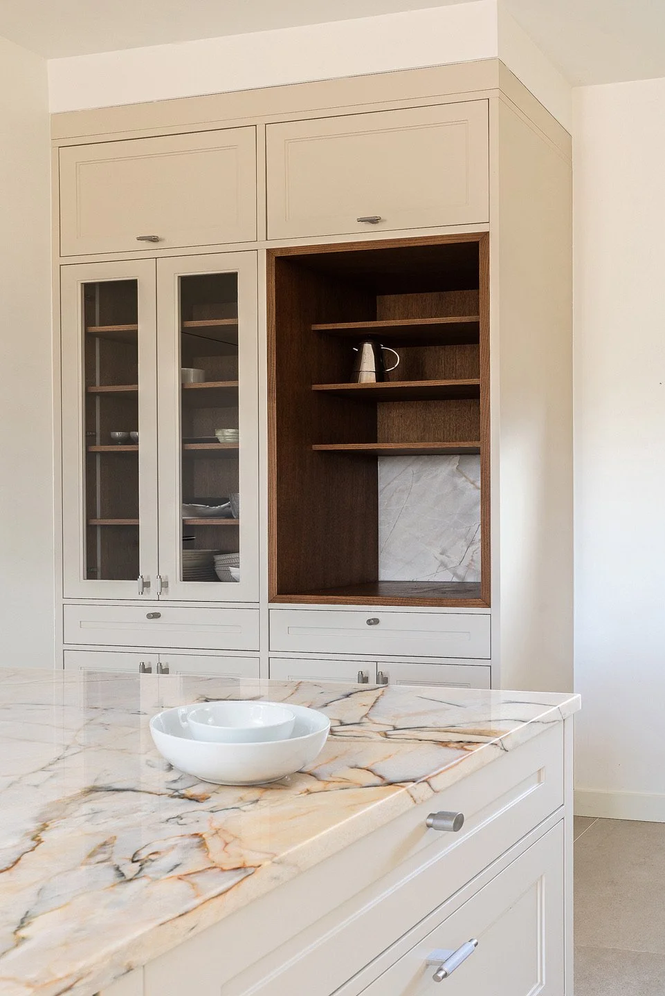 Realizacja jasnej, eleganckiej klasycznej, prostej kuchni z wyspą z kamiennym blatem. Aranżacja wnętrz domu Warszawa – THE LINE STUDIO. Stwórz projekt wnętrza z naszym biurem. 