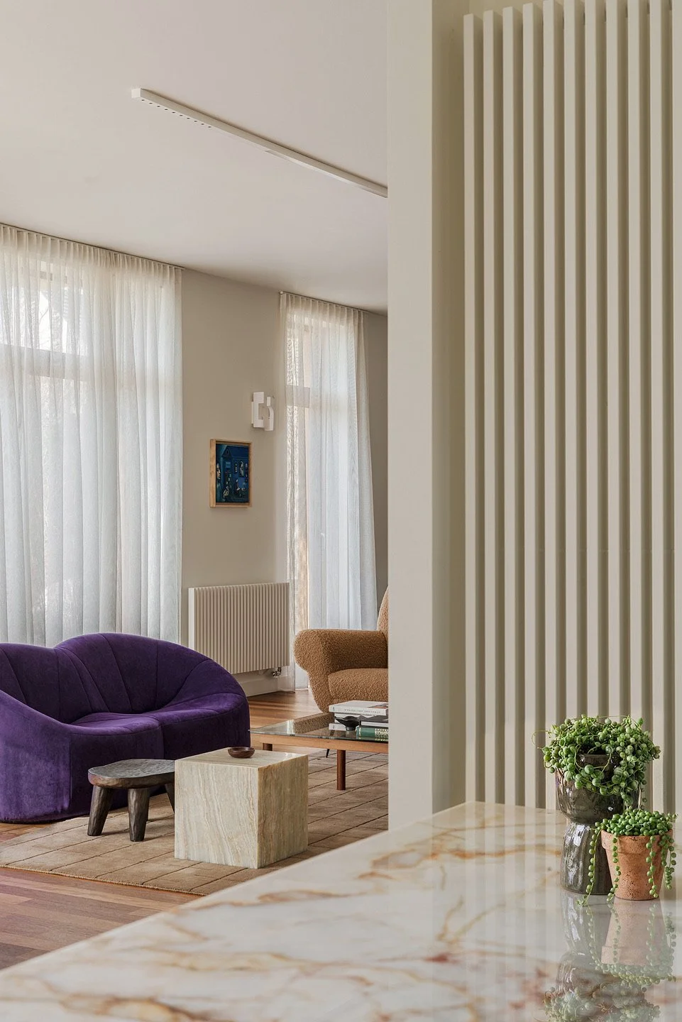 Luksusowe projekty wnętrz Warszawa. Aranżacja wnętrz premium od THE LINE STUDIO. Stawiamy na autorskie projektowanie wnętrz z duszą. Ta realizacja prezentuje harmonijne połączenie nowoczesnego designu - sofa Ligne Roset  i tradycji -kaflowy elegancki