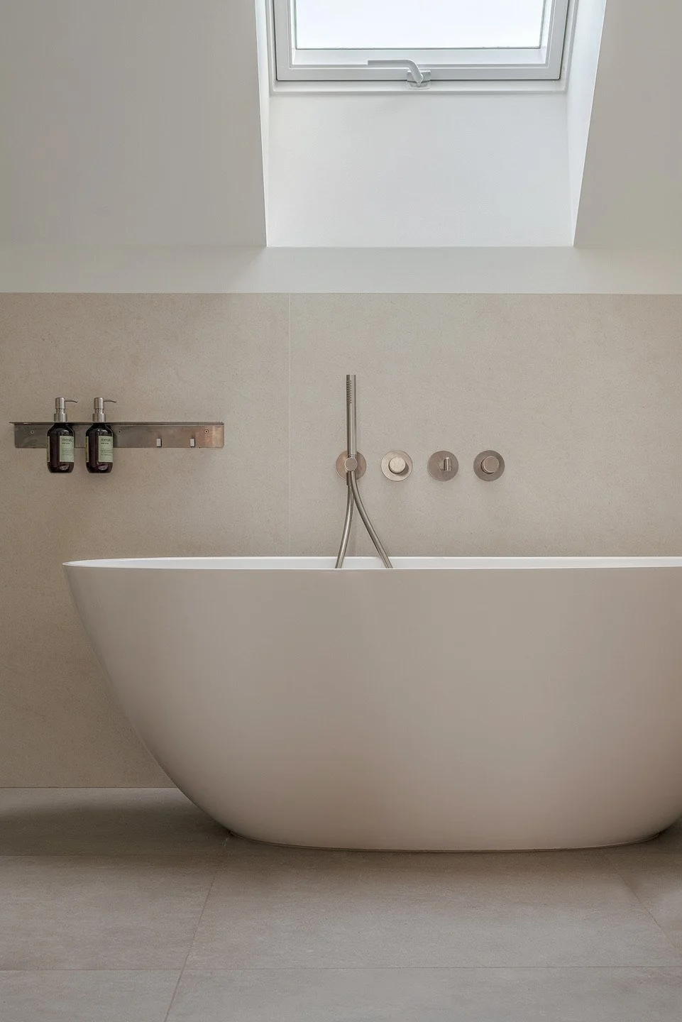 Unikatowe projekty wnętrz łazienek  THE LINE STUDIO. Realizacja z wanną wolnostojącą, nowoczesnym oświetleniem LED i zabudową meblową na wymiar. Nasze kompleksowe projektowanie wnętrz oraz aranżacja wnętrz premium w Warszawie to gwarancja najwyższej 