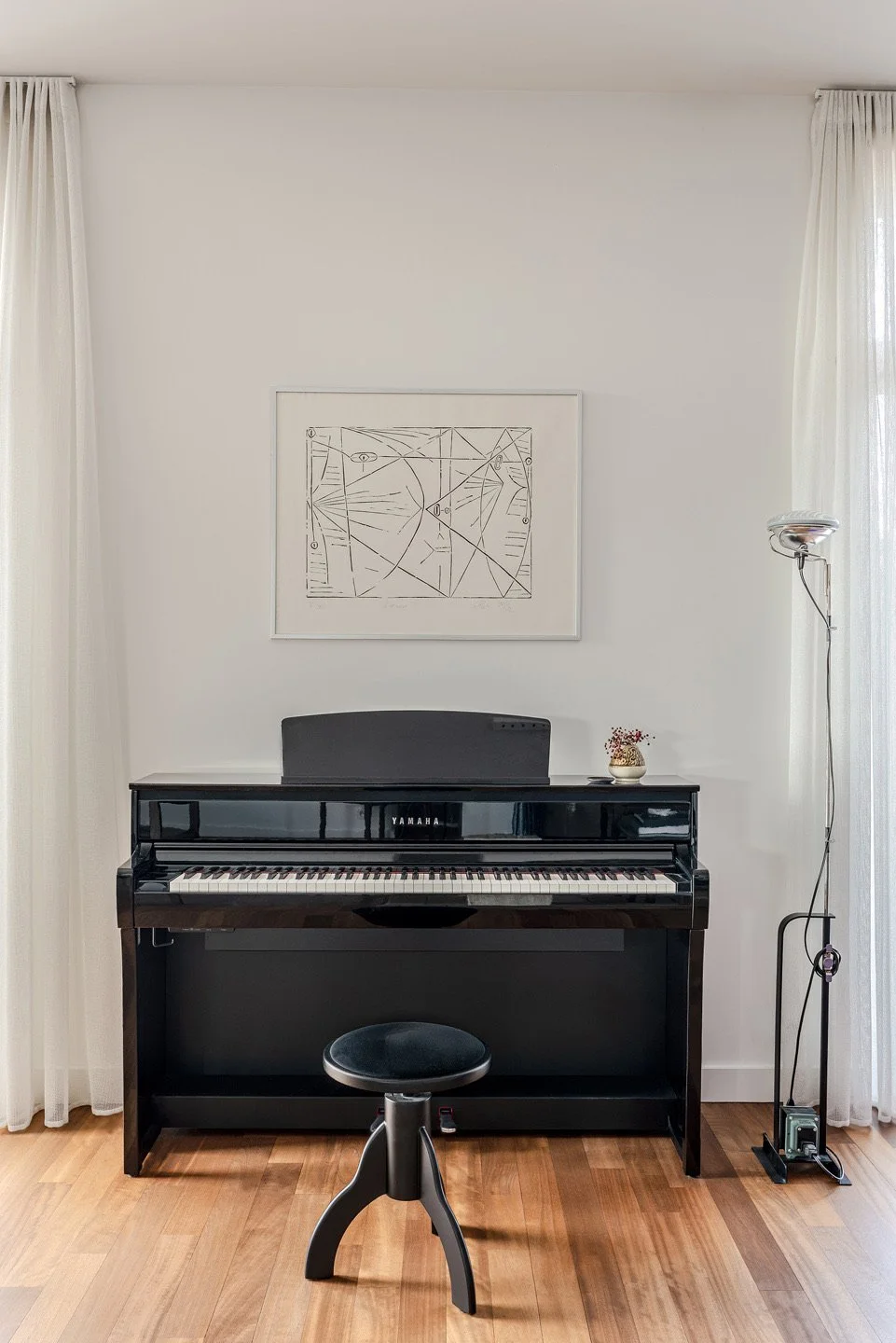 projekt wnętrza z czarnym klasycznym pianinem, projekt wnętrza domu autorstwa The Line Studio Kraków. 