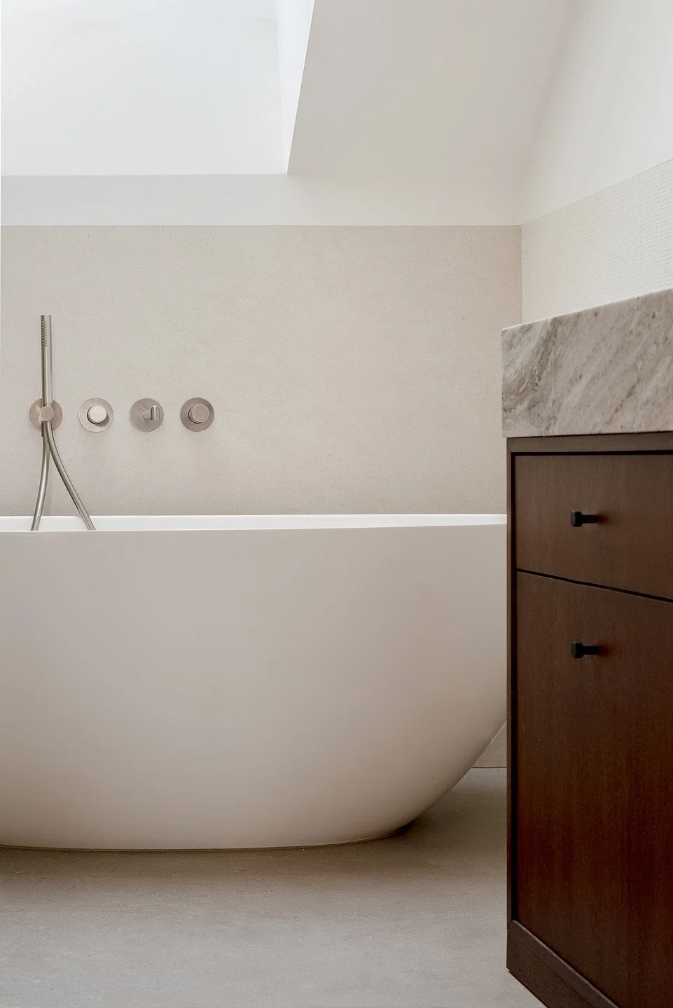 THE LINE STUDIO to profesjonalna aranżacja wnętrz, gdzie szlachetne materiały grają główną rolę. Łazienka w naszej realizacji to minimalistyczna  armatura podtynkowa i dębowe detale. Wybierając nasze luksusowe projekty wnętrz, zyskujesz łazienkę o st