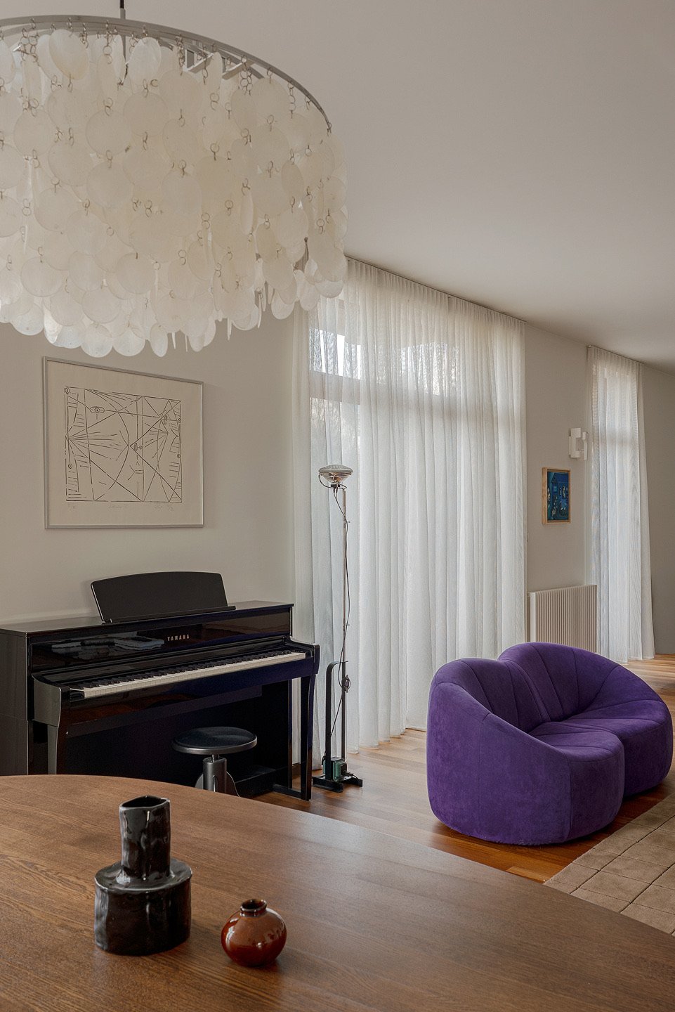 Projekty wnętrz THE LINE STUDIO to Twoja droga do bezkompromisowej aranżacji wnętrz. Odkryj przestrzeń, w której światło tka opowieść o komforcie i sztuce. Nasze autorskie projektowanie wnętrz celebruje odważne akcenty, takie jak rzeźbiarska fioletow