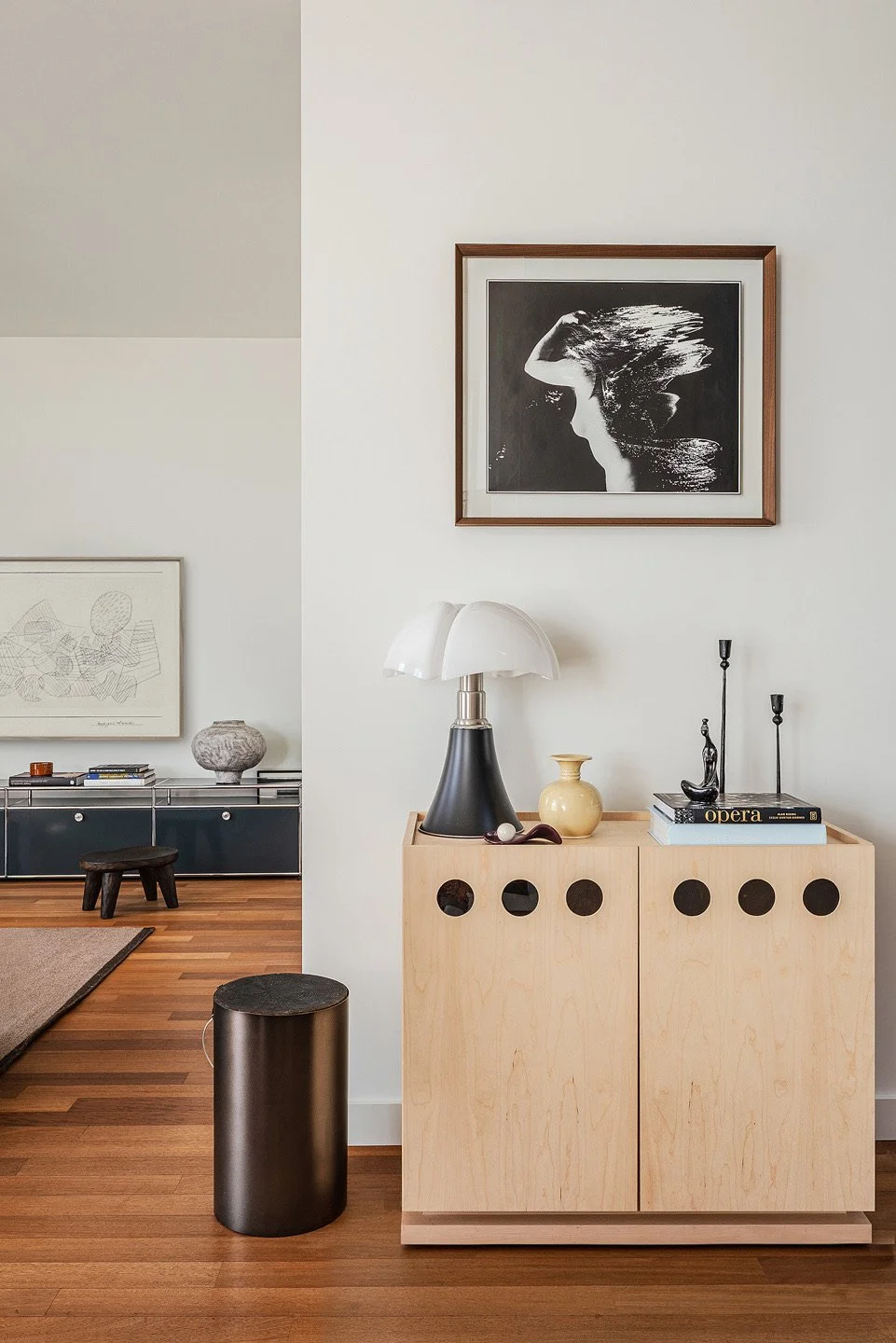 Odkryj projekty wnętrz, które celebrują historię designu. Biuro THE LINE STUDIO stworzyło aranżację salonu z wykorzystaniem kultowych modułów stalowych i mebli vintage. Profesjonalna aranżacja wnętrz to dla nas umiejętność tkania spersonalizowanych o