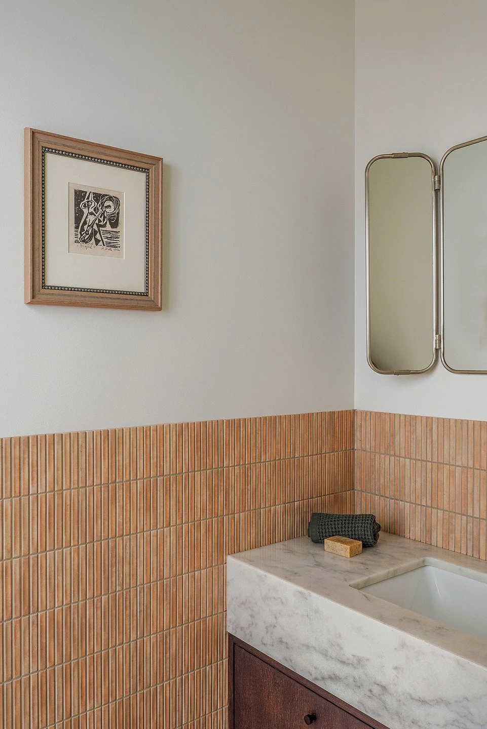 Unikatowe projekty wnętrz łazienek  THE LINE STUDIO. Kompleksowy projekt wnętrza domu i łazienki w Warszawie utrzymany w kolorach ziemi. 