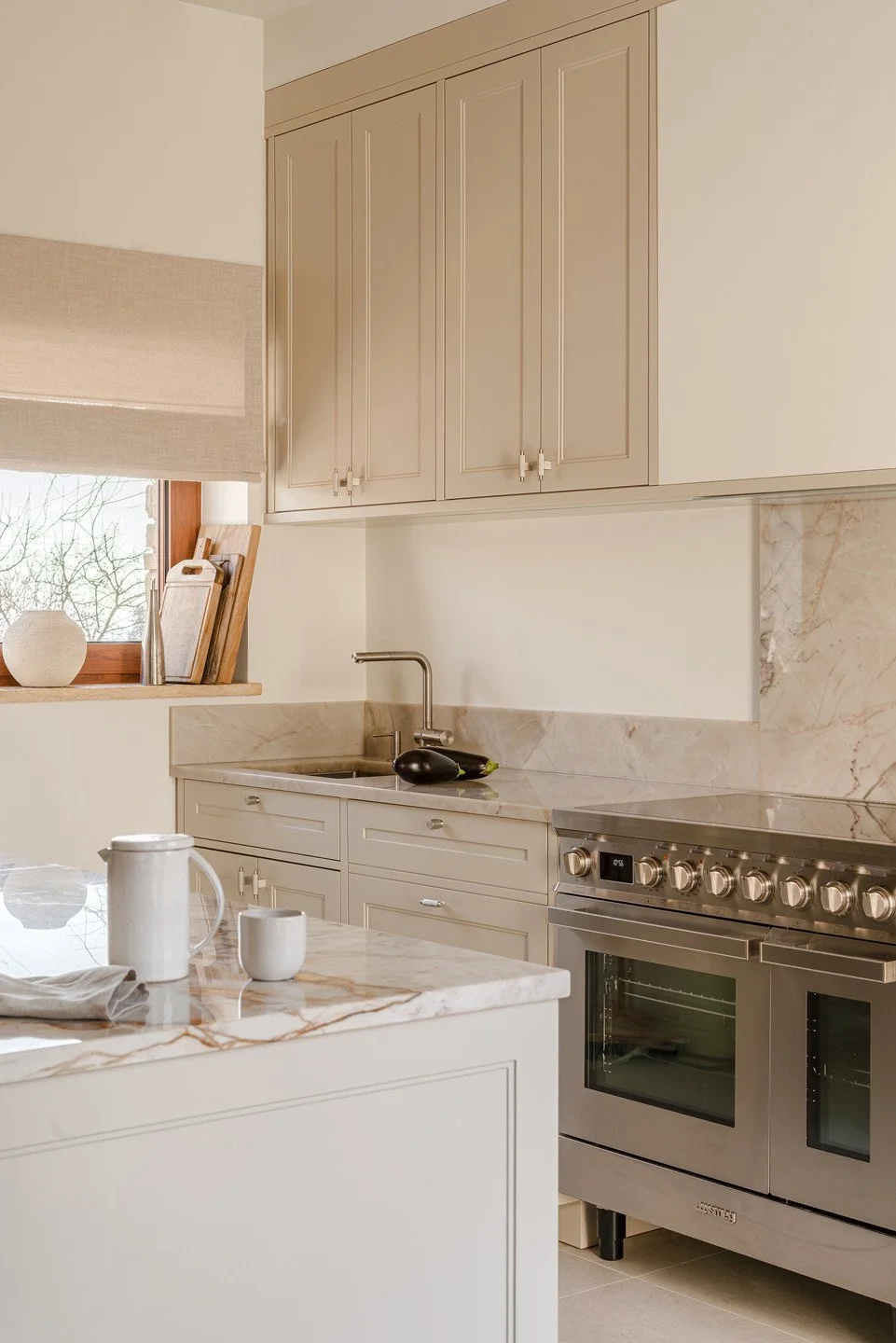 studio projektowania wnętrz THE LINE STUDIO  to Twoja droga do luksusowej aranżacji wnętrz. Odkryj kuchnię, w której każdy detal ma znaczenie: od subtelnych gałek meblowych po marmurowy blat kamienny. Nasze autorskie projektowanie wnętrz celebruje na