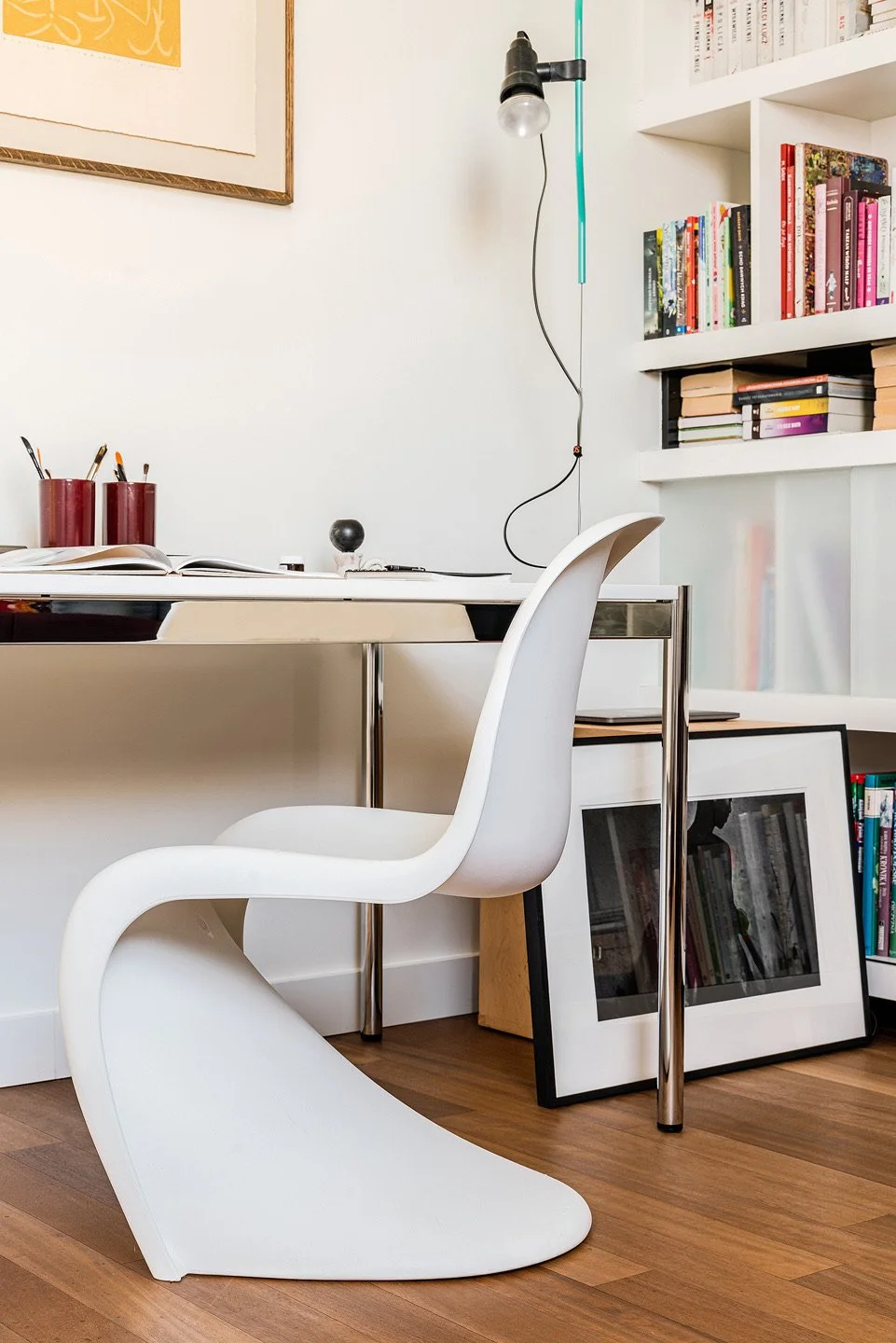 Nasze projektowanie wnętrz w Warszawie to synonim elegancji i nowoczesnego eklektyzmu. Zobacz, jak łączymy szlachetne materiały w spójną całość. Biuro THE LINE STUDIO tworzy przestrzenie pełne autentyczności. 