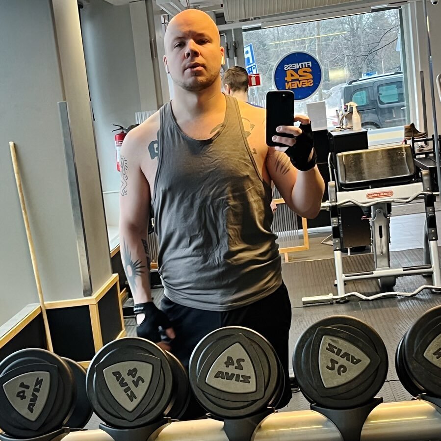 Loading myself at the gym.😮&zwj;💨 Really wanted to ask one very handsome muscle bear to pose for me but I was too baffled and shy lol.🙄 it happens, next time.
-
#gym #fitness24 #gayman #pumped #tattoo #gaygym #gaystagram #gaymen #veganlife #sober 