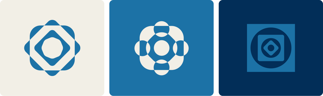 Trois logos géométriques abstraits en nuances de bleu sur fond blanc, bleu clair et bleu foncé.