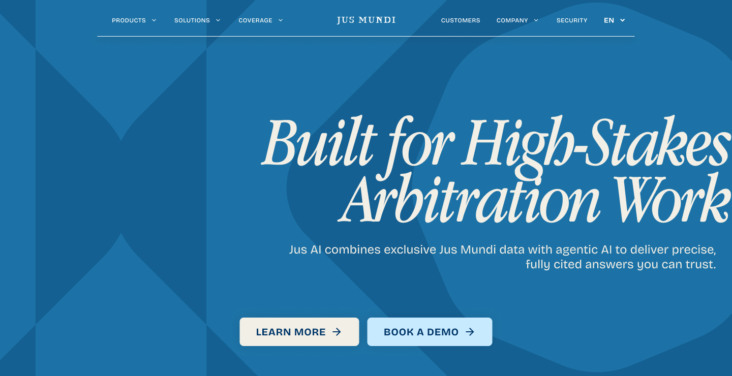 Page d'accueil du site Web de Jus Mundi avec une bannière bleue et le texte 'Built for High-Stakes Arbitration Work'