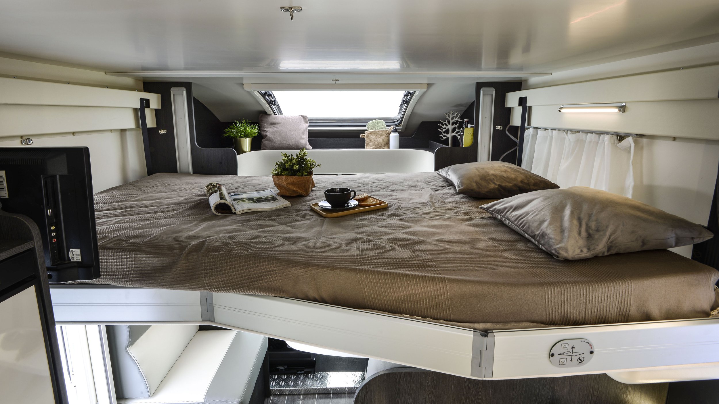 Freedom_Motorhomes_Jura_Internal_RT-Zefiro-685-UK 054.JPG