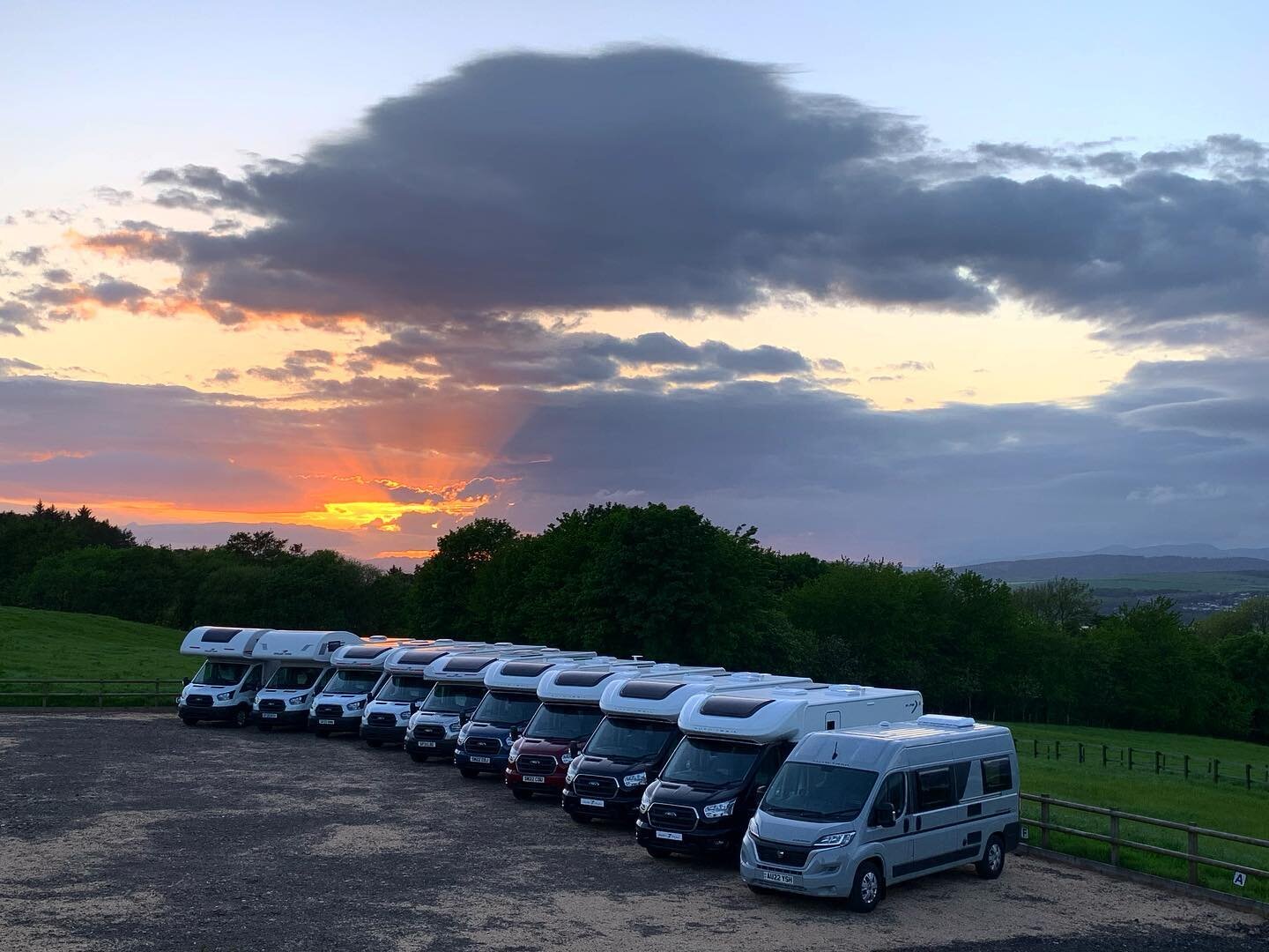 Awesome photo here with the sun shining through the clouds! 
Isn&rsquo;t it incredible how we can look in the same direction over and over, and be blessed with a different picture every time! Just beautiful!
.
.
.
#newmotorhome #motorhomeforhire  #fr