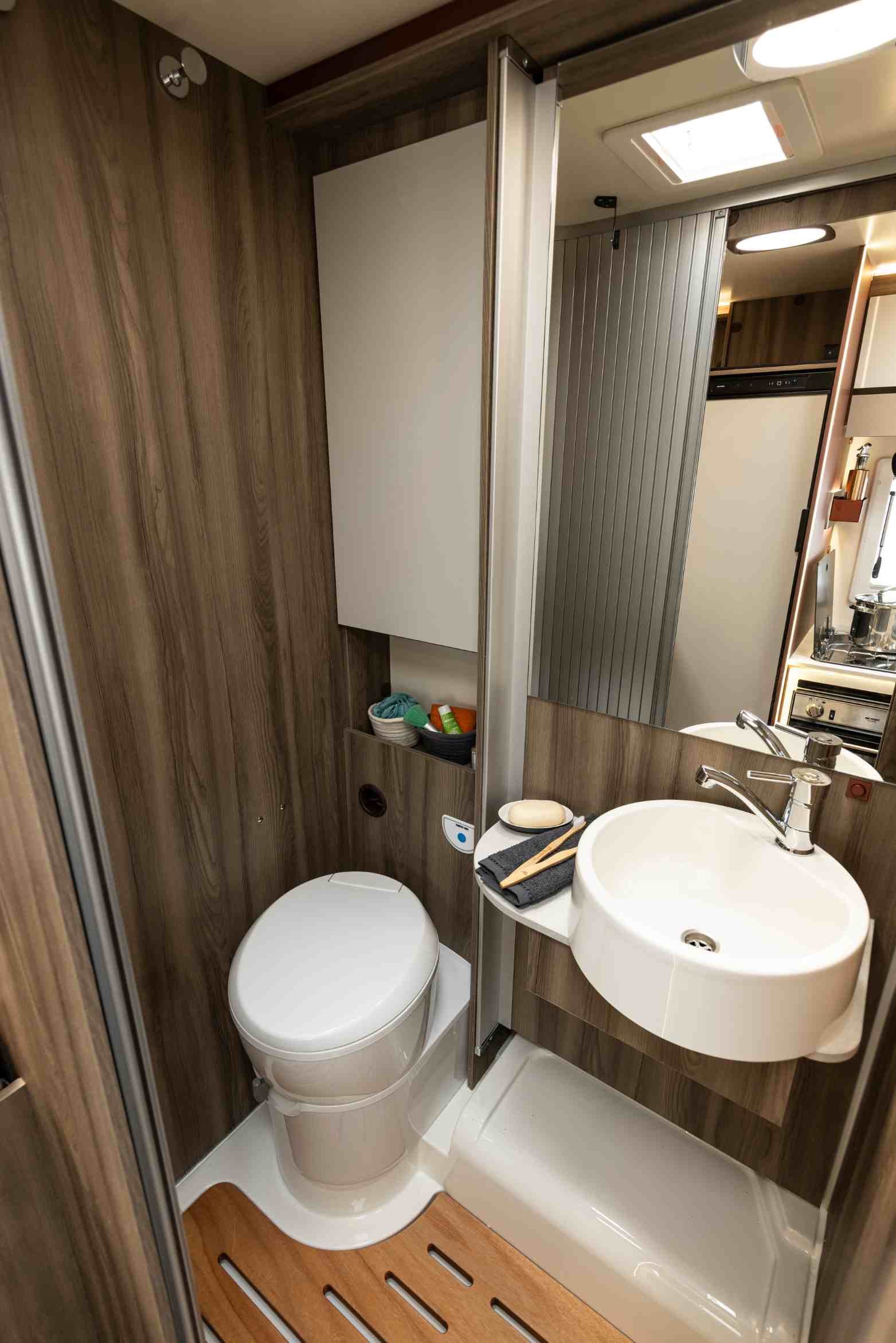 Bathroom (Islay - Roller Team Kronos Compact 665 Motorhome)