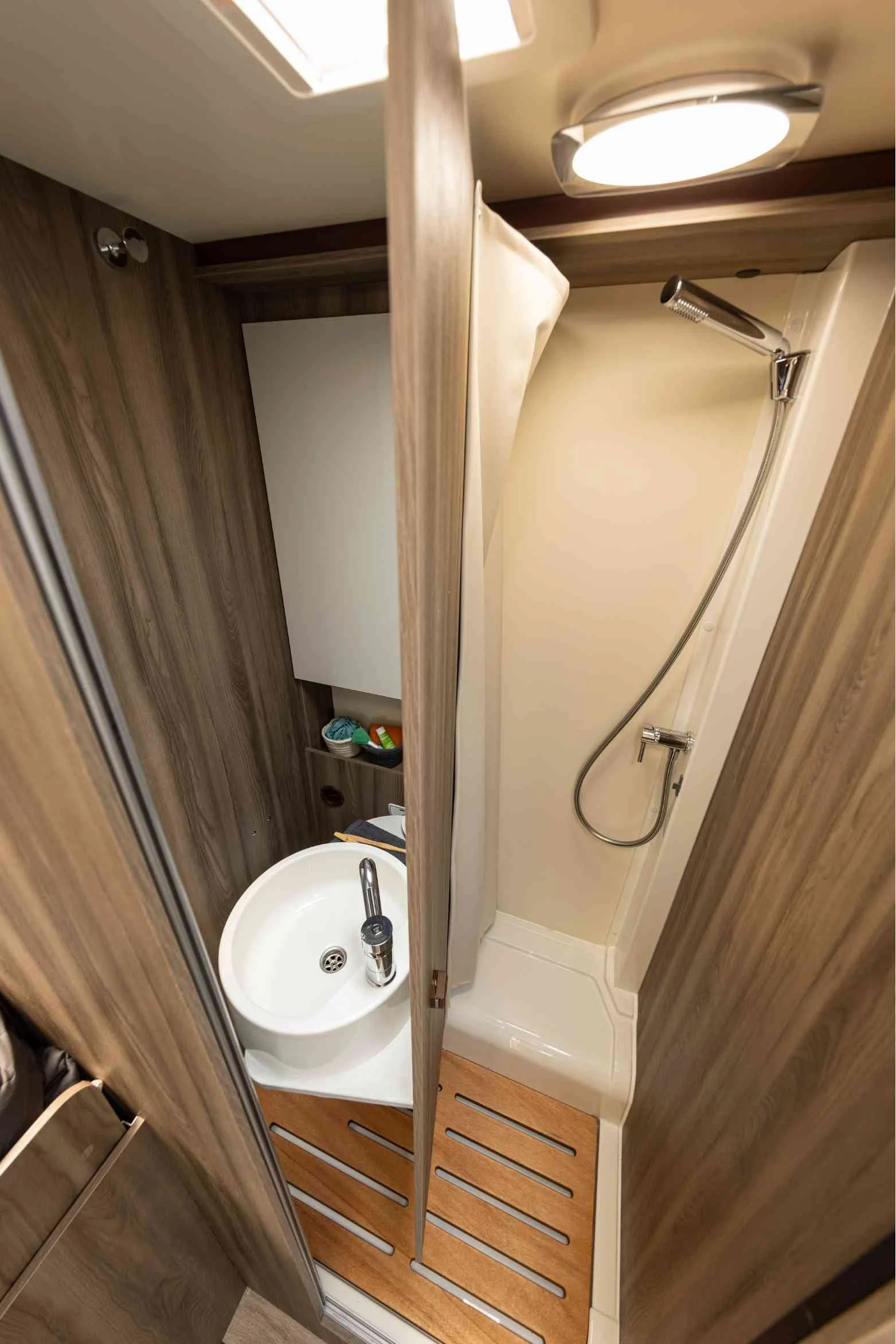 Shower (Islay - Roller Team Kronos Compact 665 Motorhome)