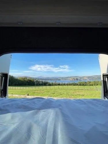 11 - Freedom_Motorhomes_Iona_bed.jpeg
